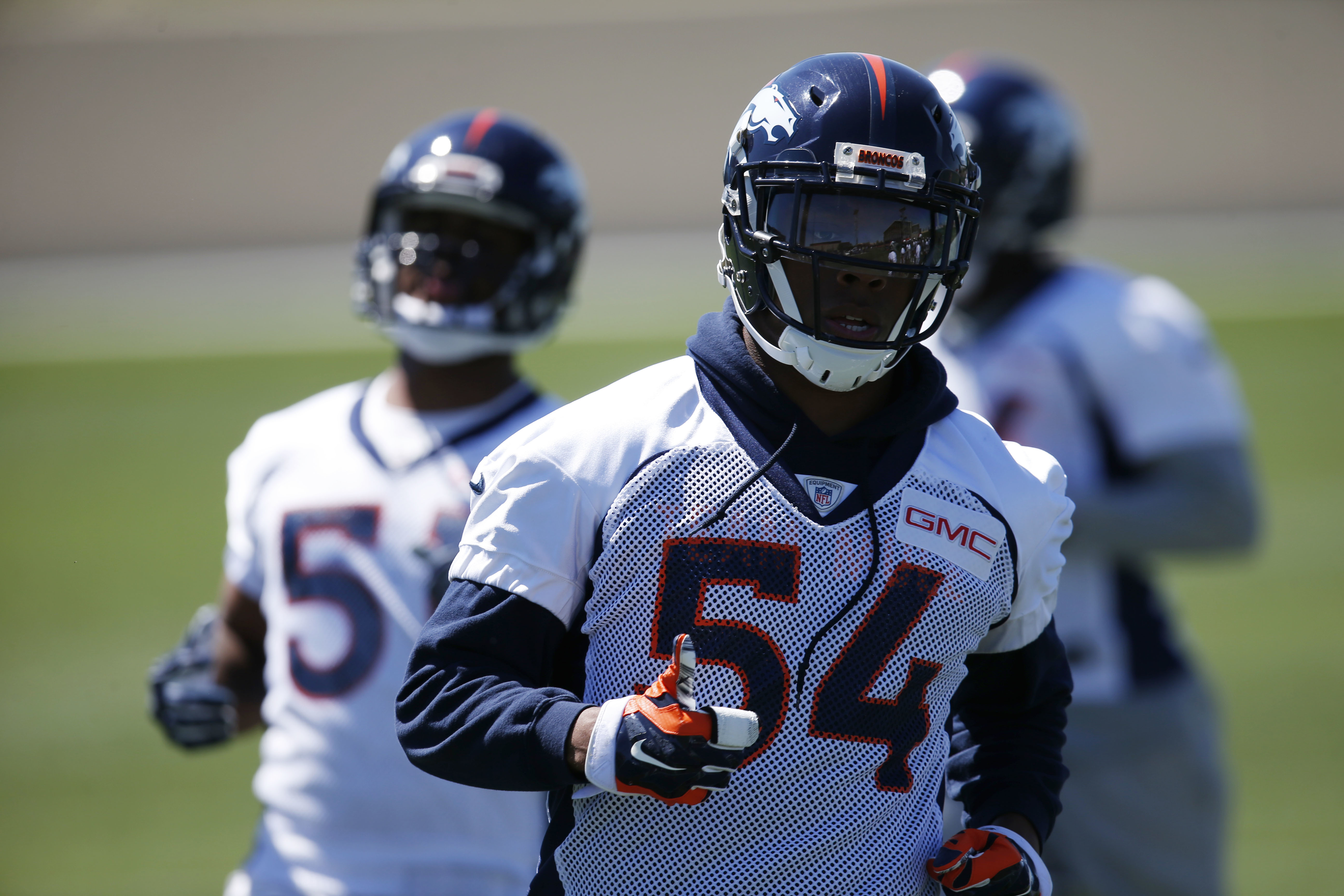 Broncos sign linebacker Brandon Marshall to 4-year extension