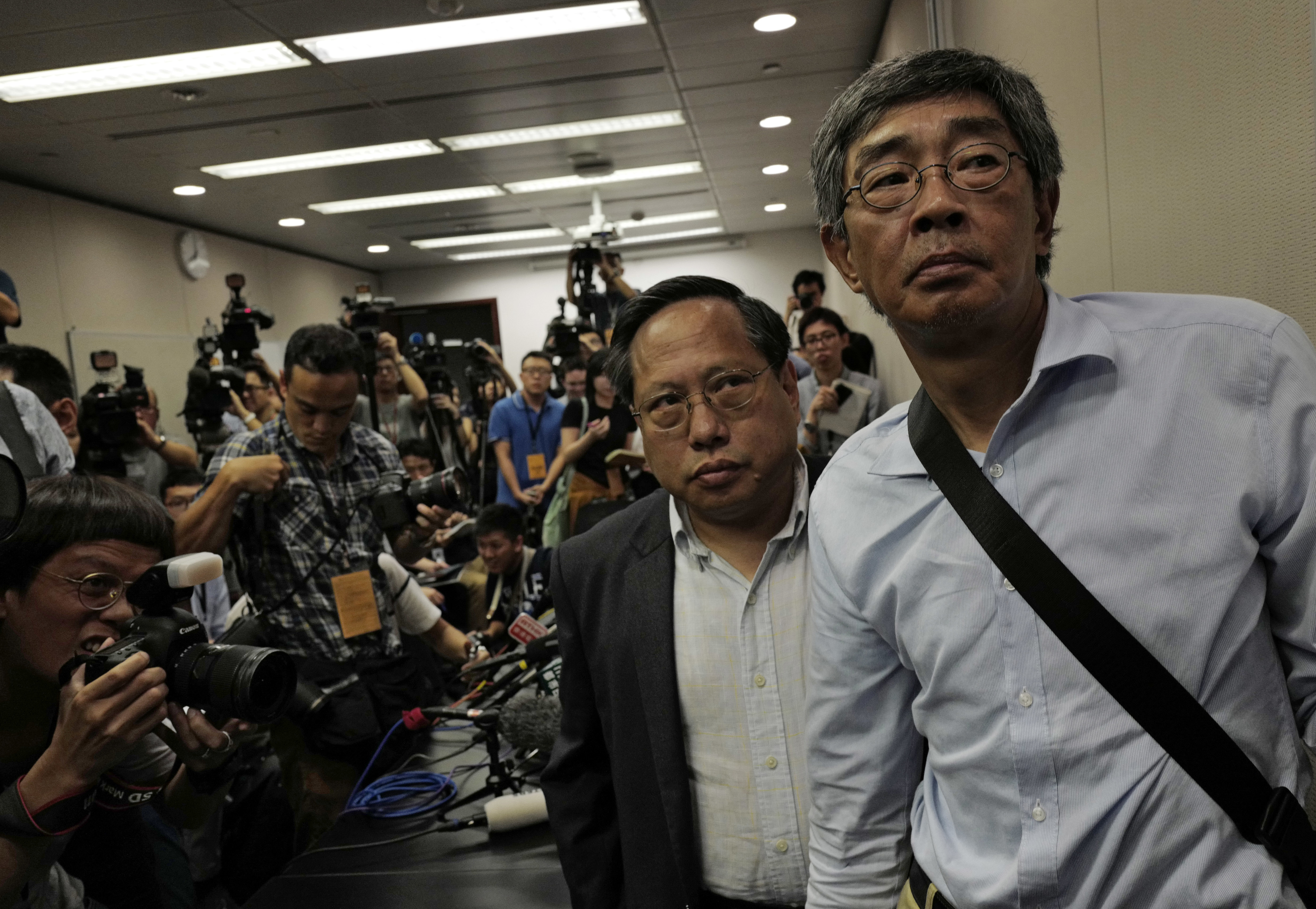 Hong Kong bookseller recounts detention in mainland China