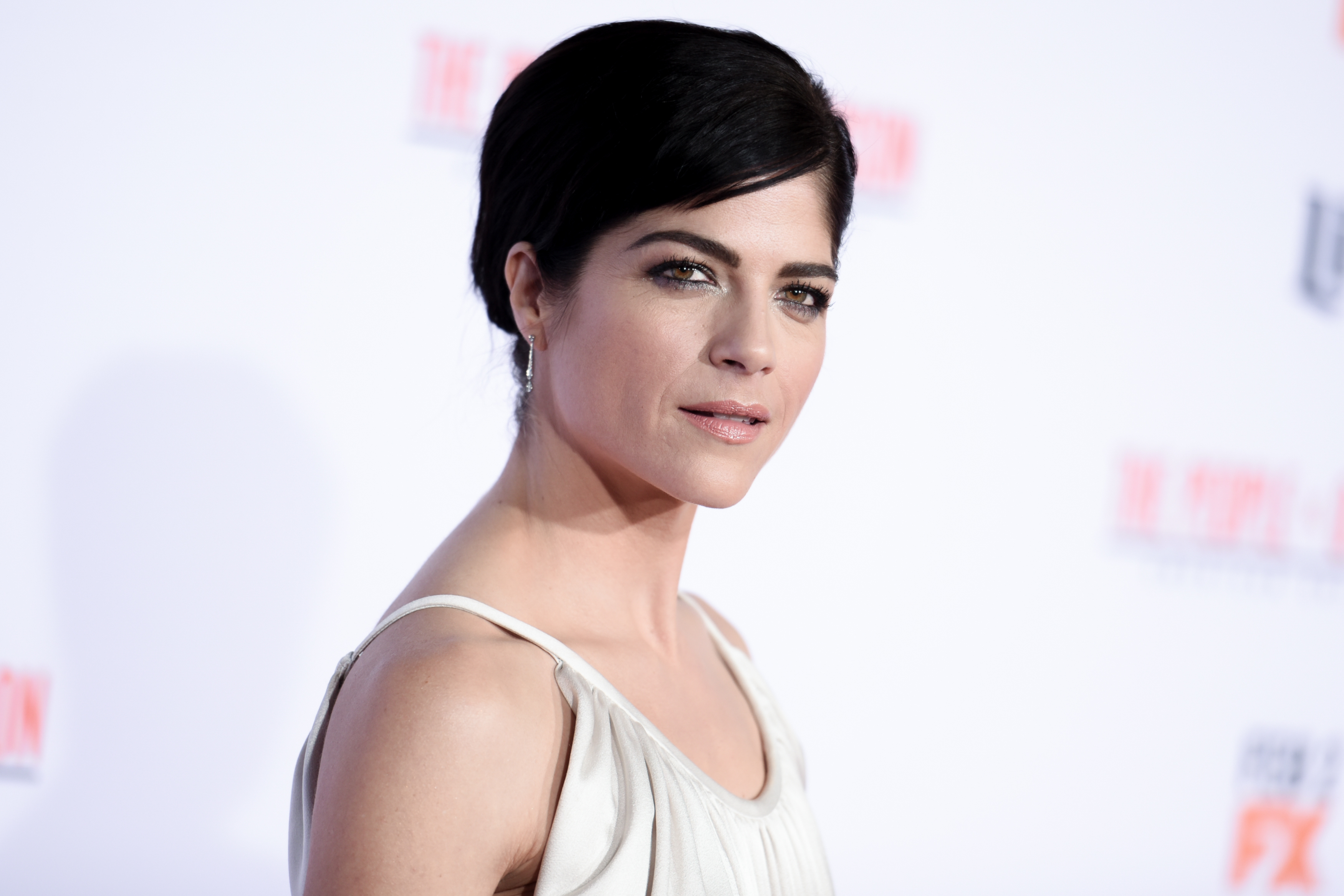 Selma Blair apologizes for airplane outburst