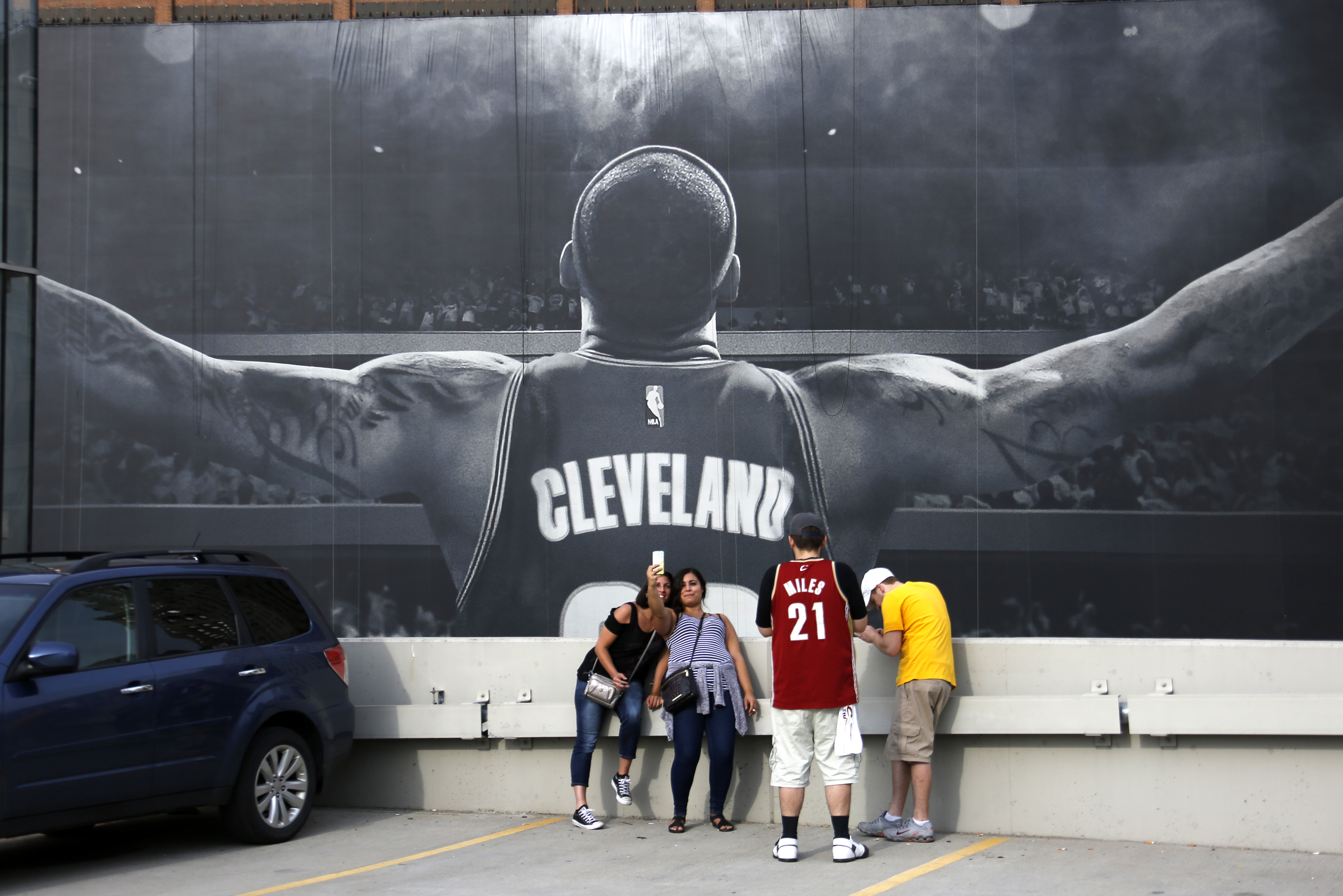 Massive crowd engulfs Cleveland, champion Cavs at parade