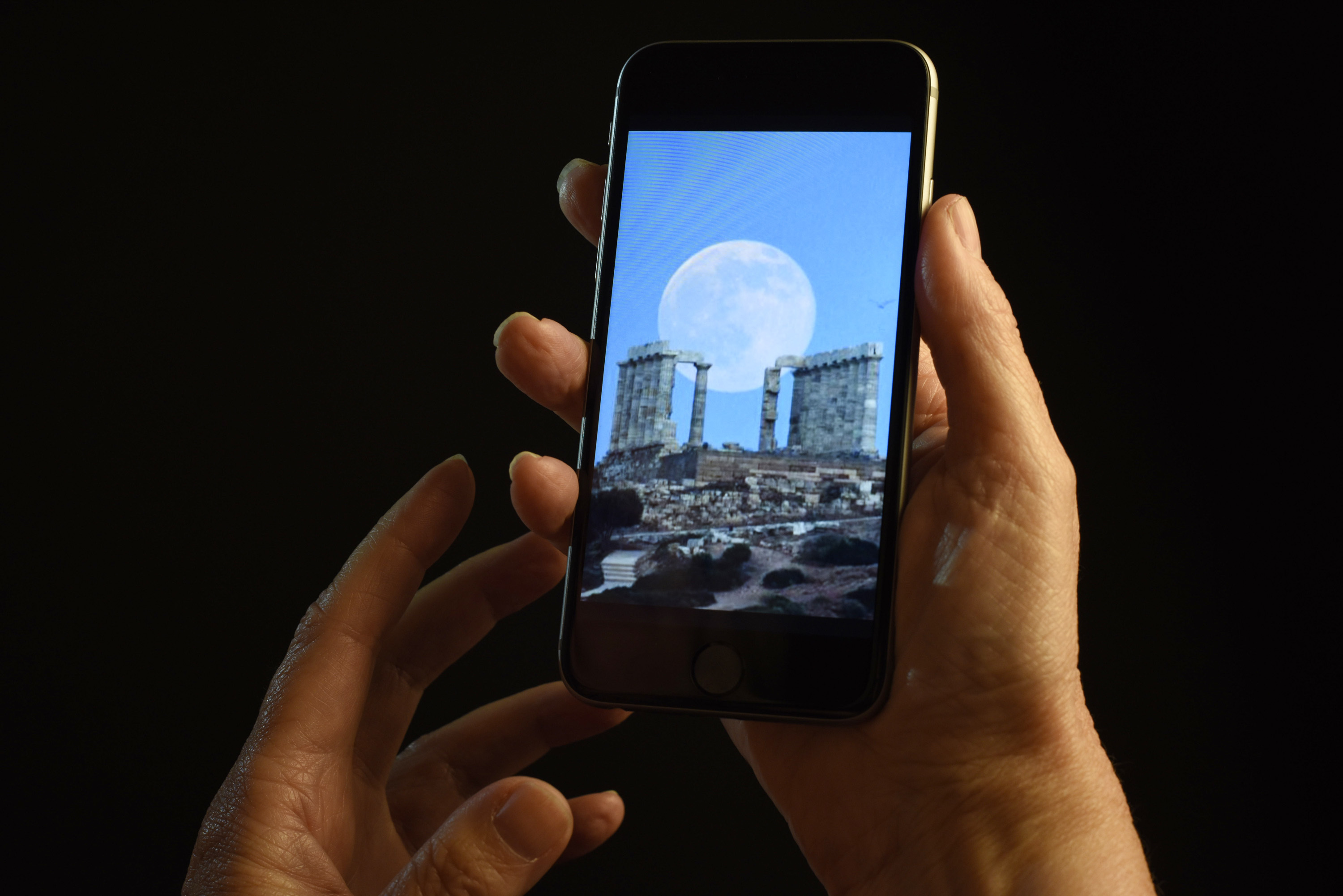 Temporary blindness tied to smartphone use in dark