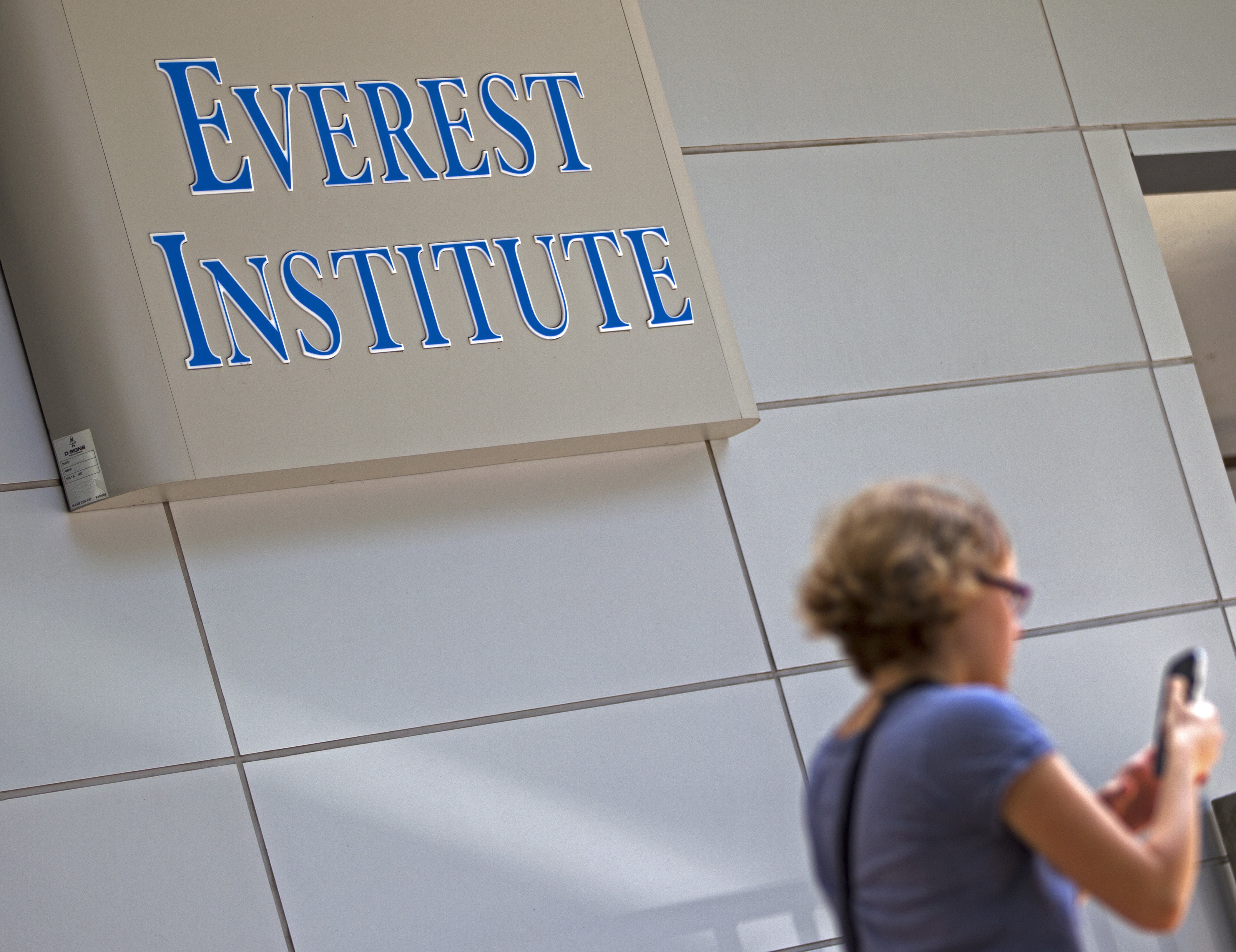 Panel votes against accreditor of for-profit colleges