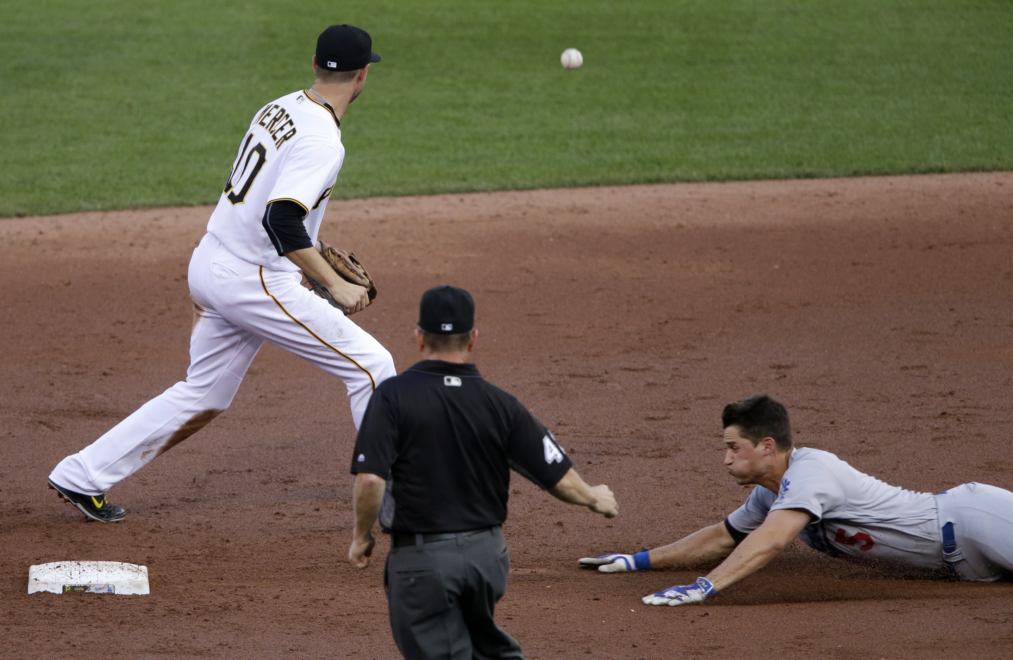 Joyce helps Pirates snap Dodgers' 6-game win streak, 8-6