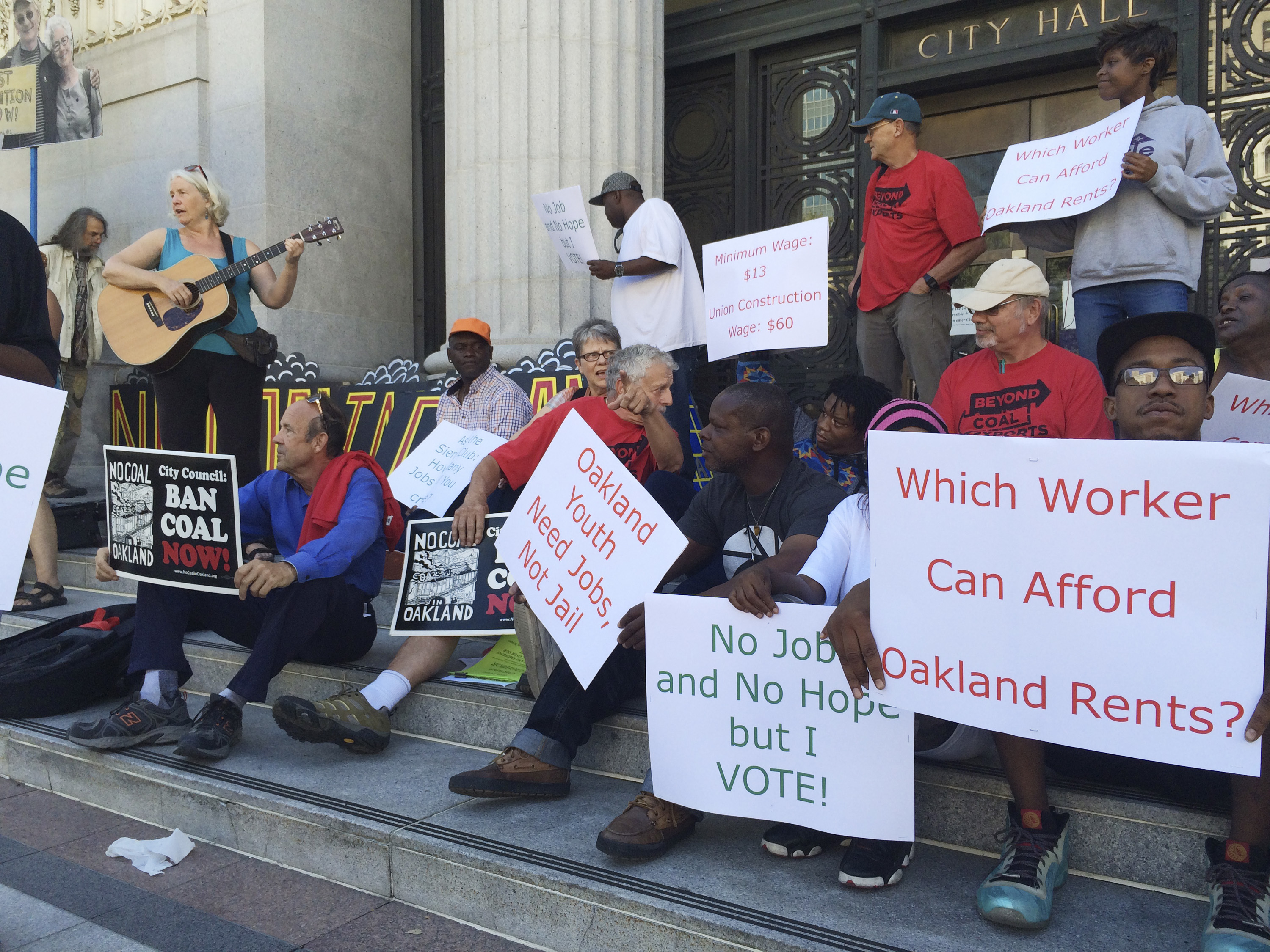 The Latest: Oakland council bans coal shipments