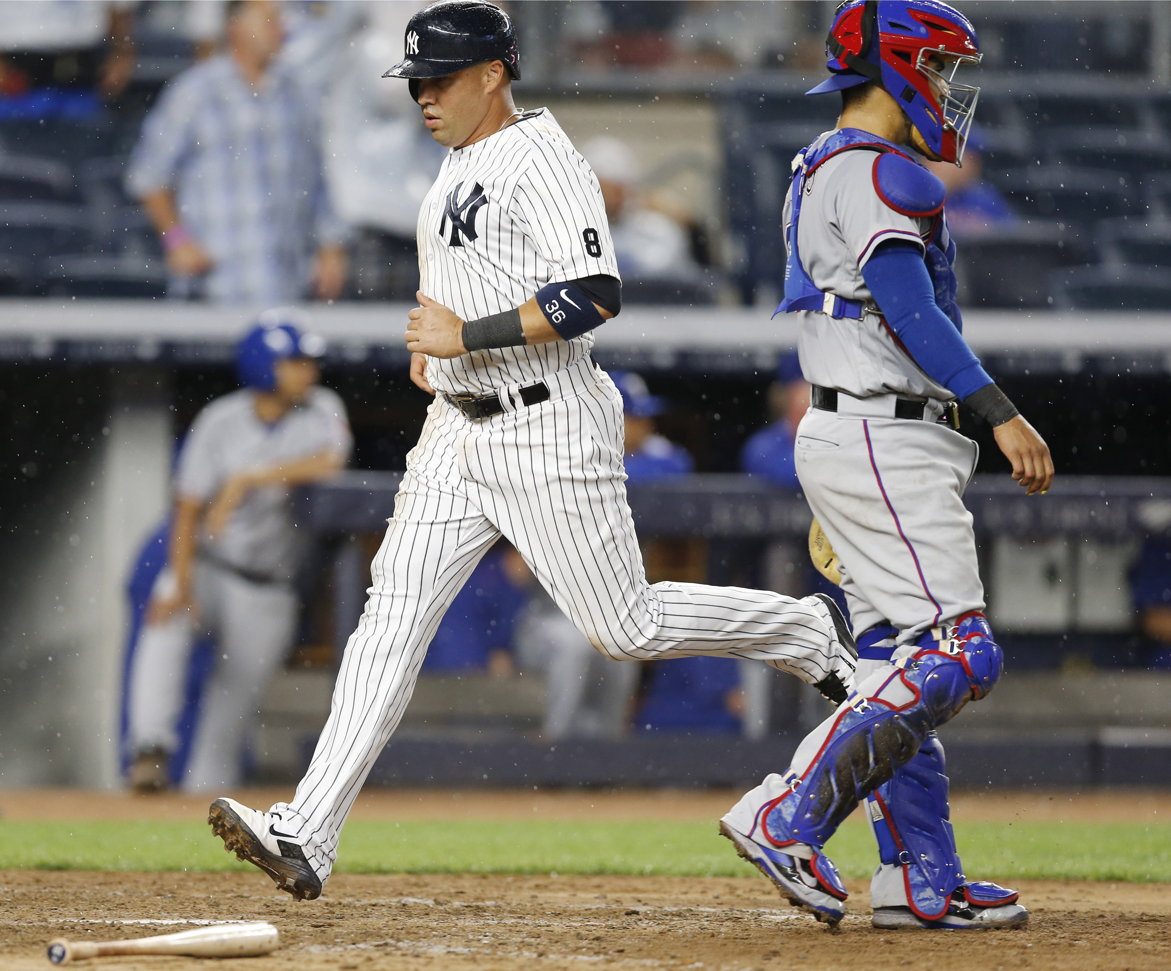 Rangers-Yankees game delayed in 9th by rain, teams wait
