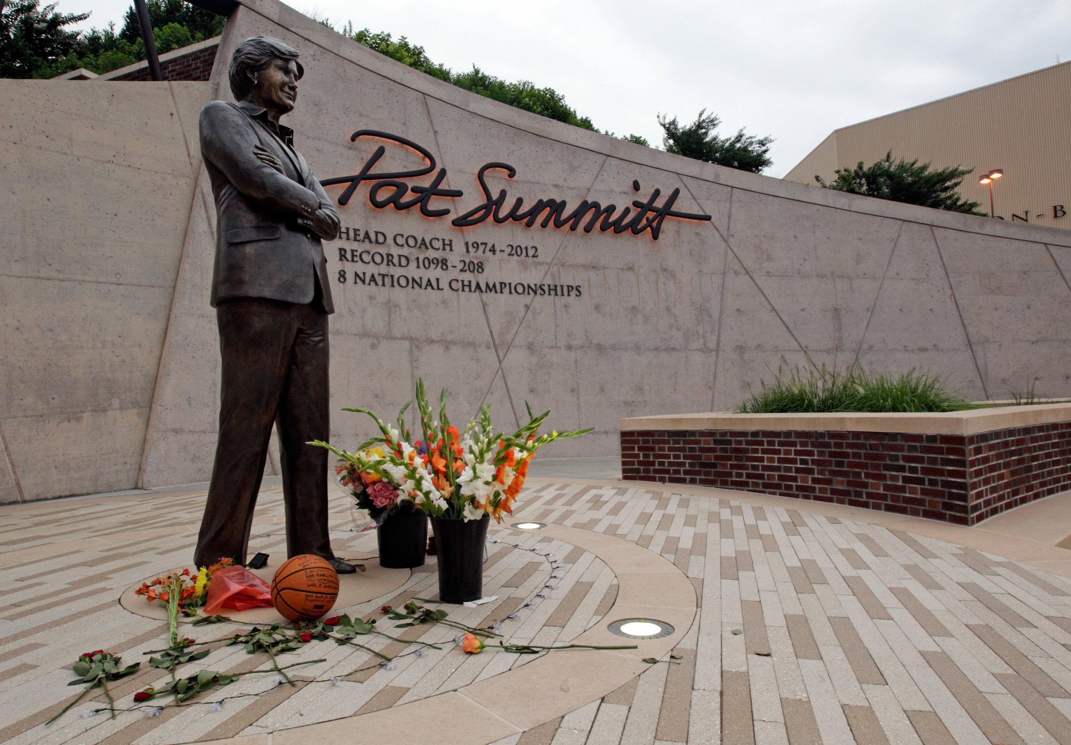 Fans gather at Summitt's statue to honor Lady Vols coach