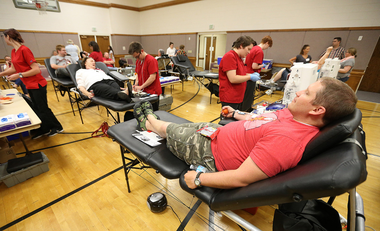Blood donors 'pay it forward' to honor community heroes