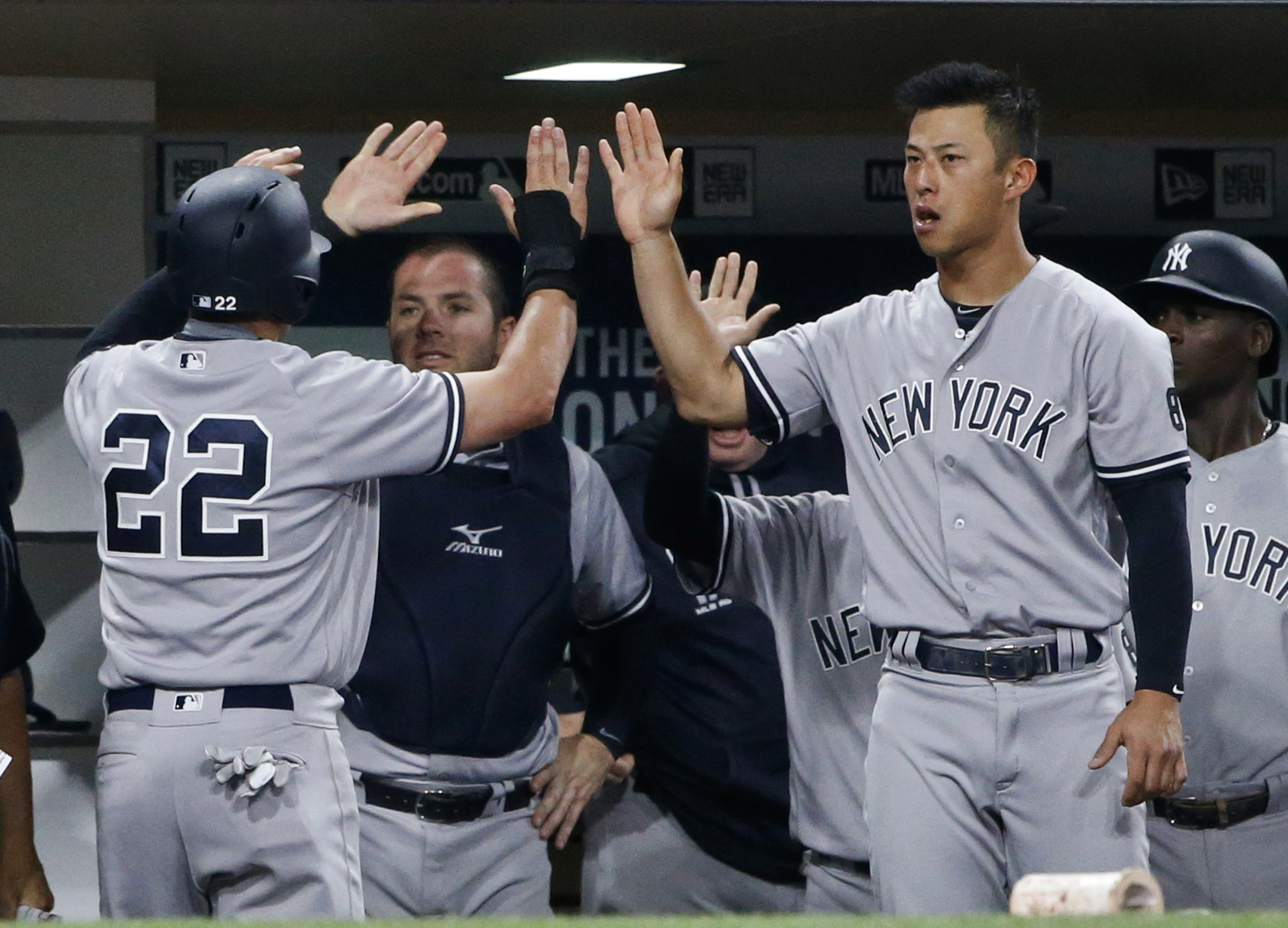 Upton's walk-off homer gives Padres 2-1 win against Yankees