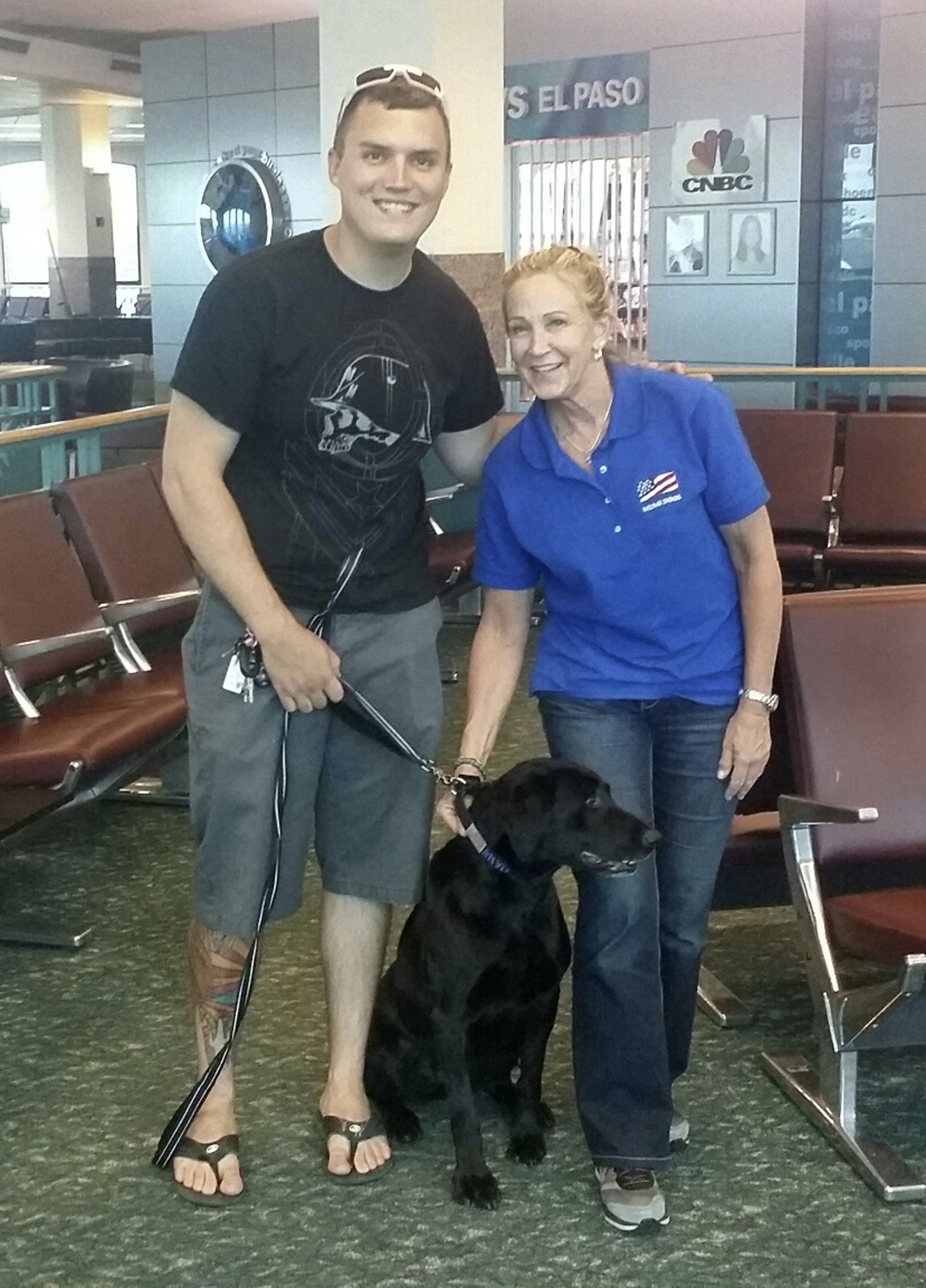 Flight attendant's passion: Reuniting soldiers and dogs