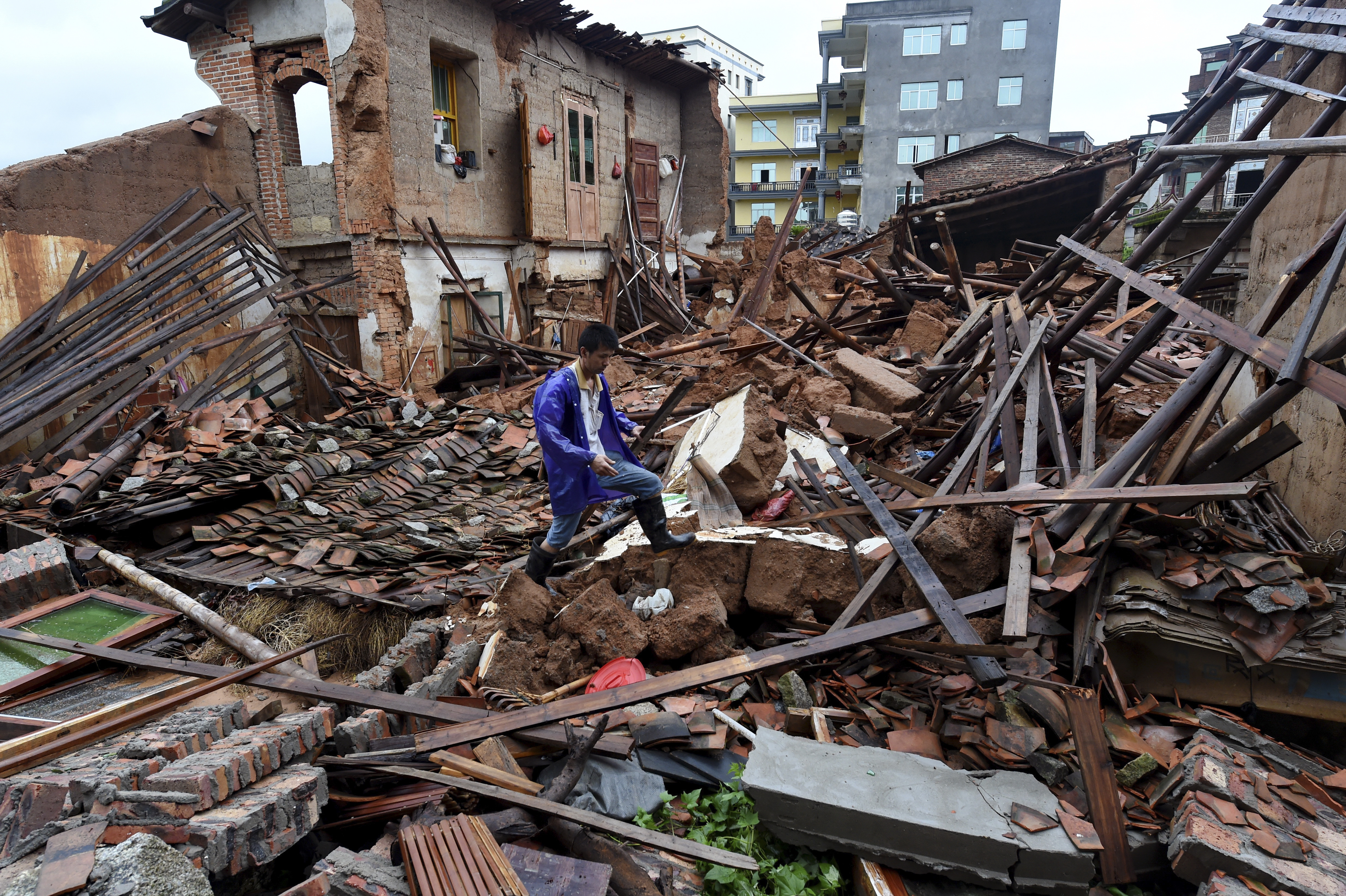 Typhoon Nepartak batters China's coast, killing at least 6