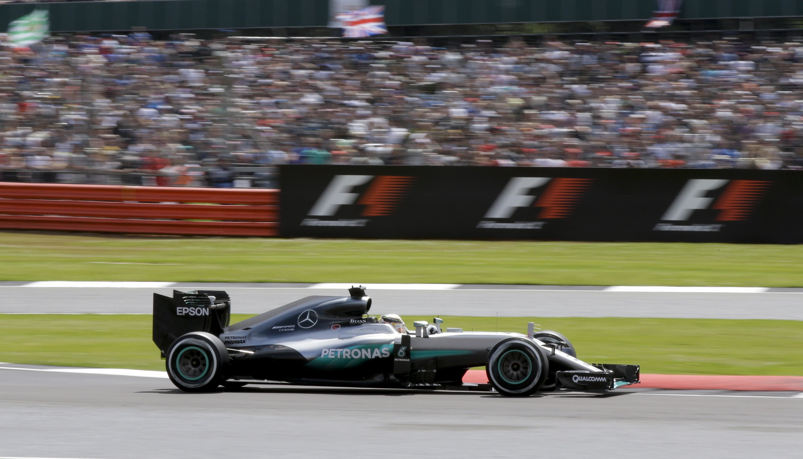 Hamilton wins British GP to trail Rosberg by 1 point