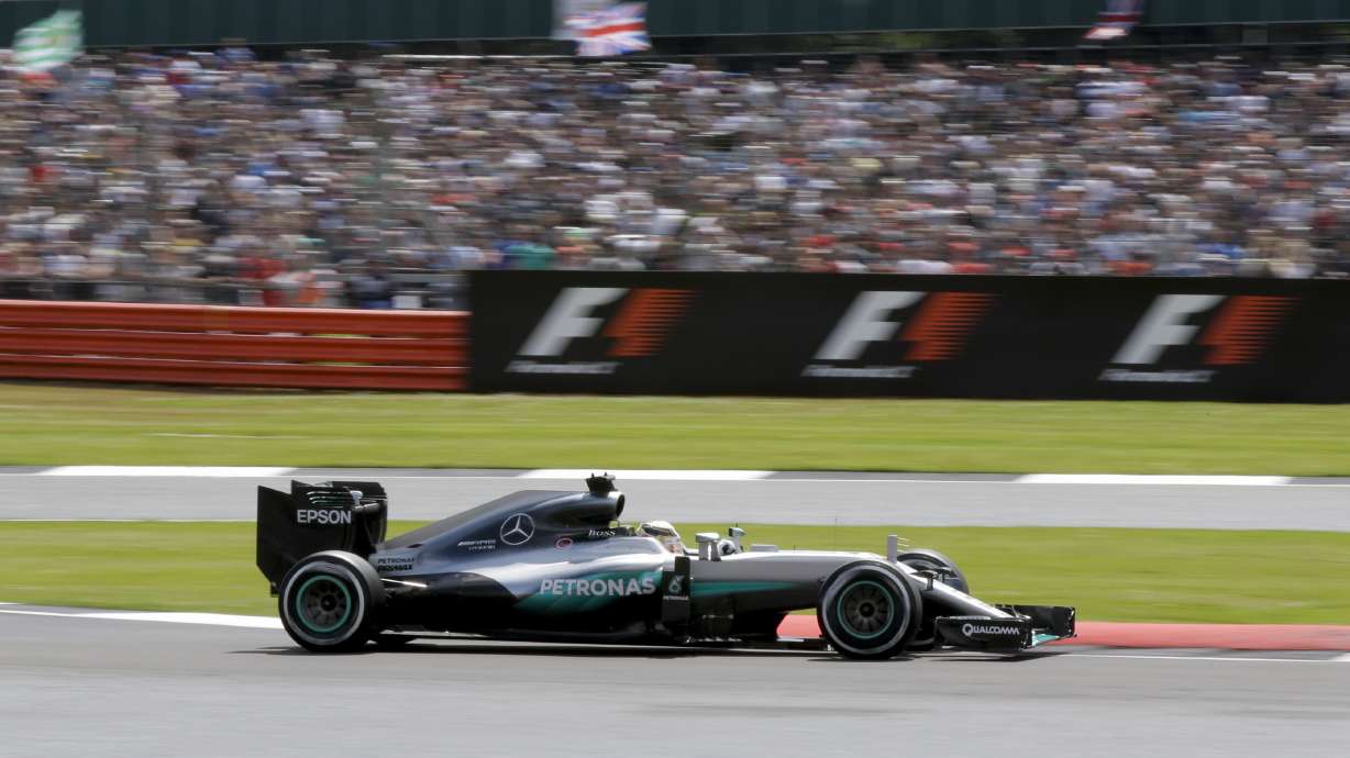 Hamilton wins British GP to trail Rosberg by 1 point