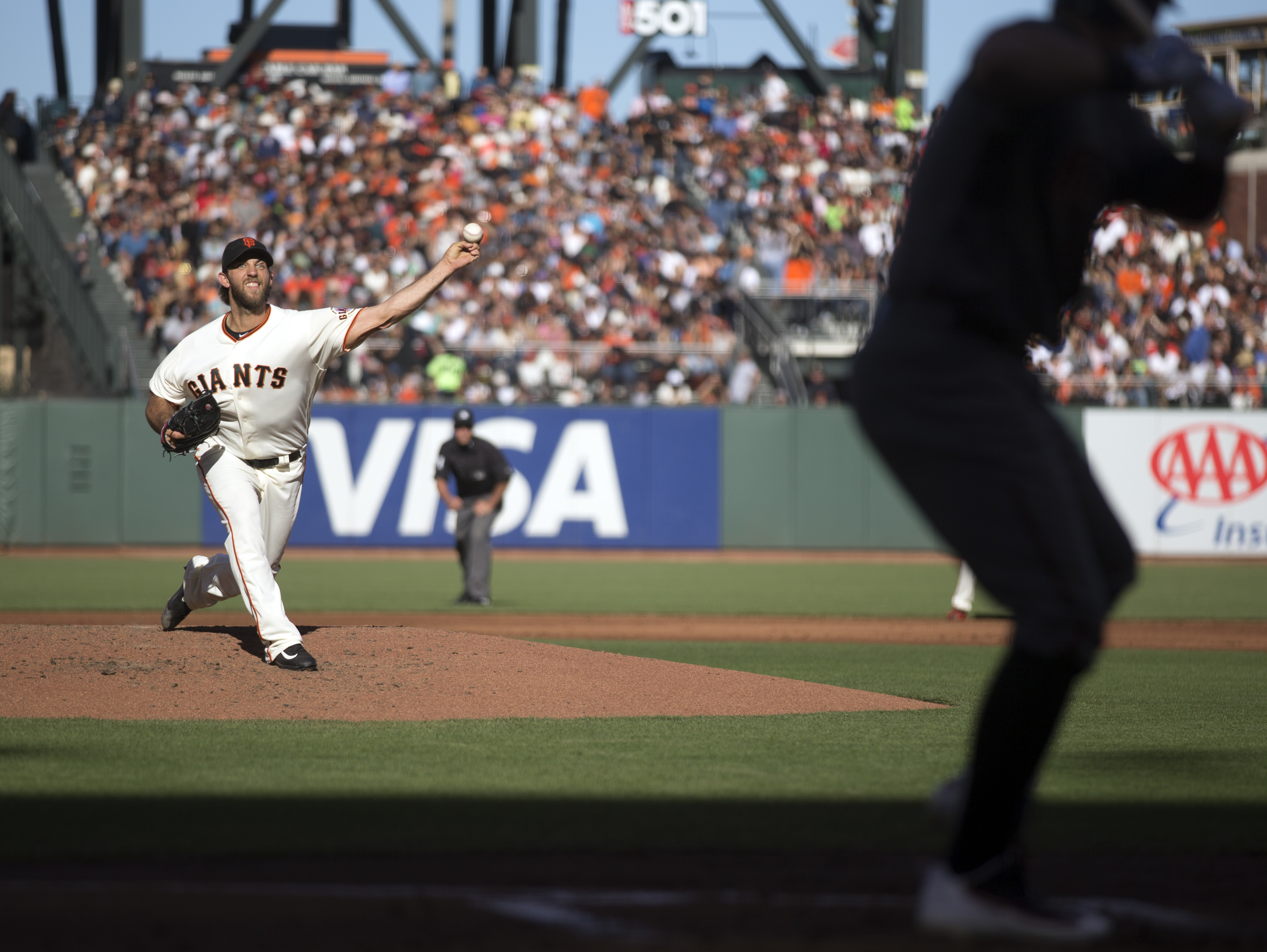 Giants' Bumgarner loses no-hitter after 7 1/3 innings