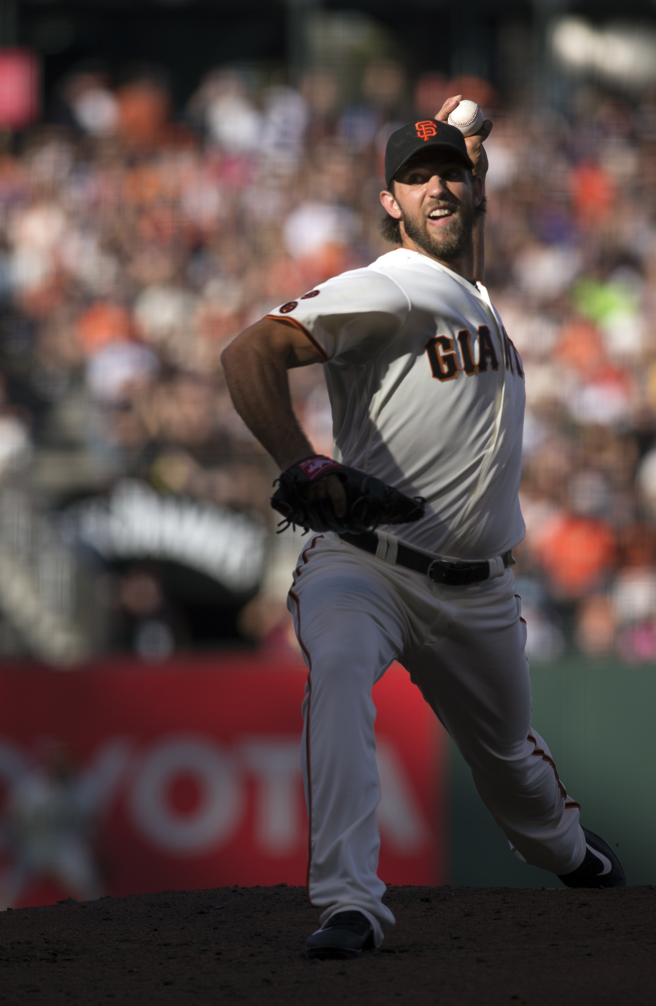 Bumgarner pitches 1-hit gem, Giants blank Diamondbacks 4-0