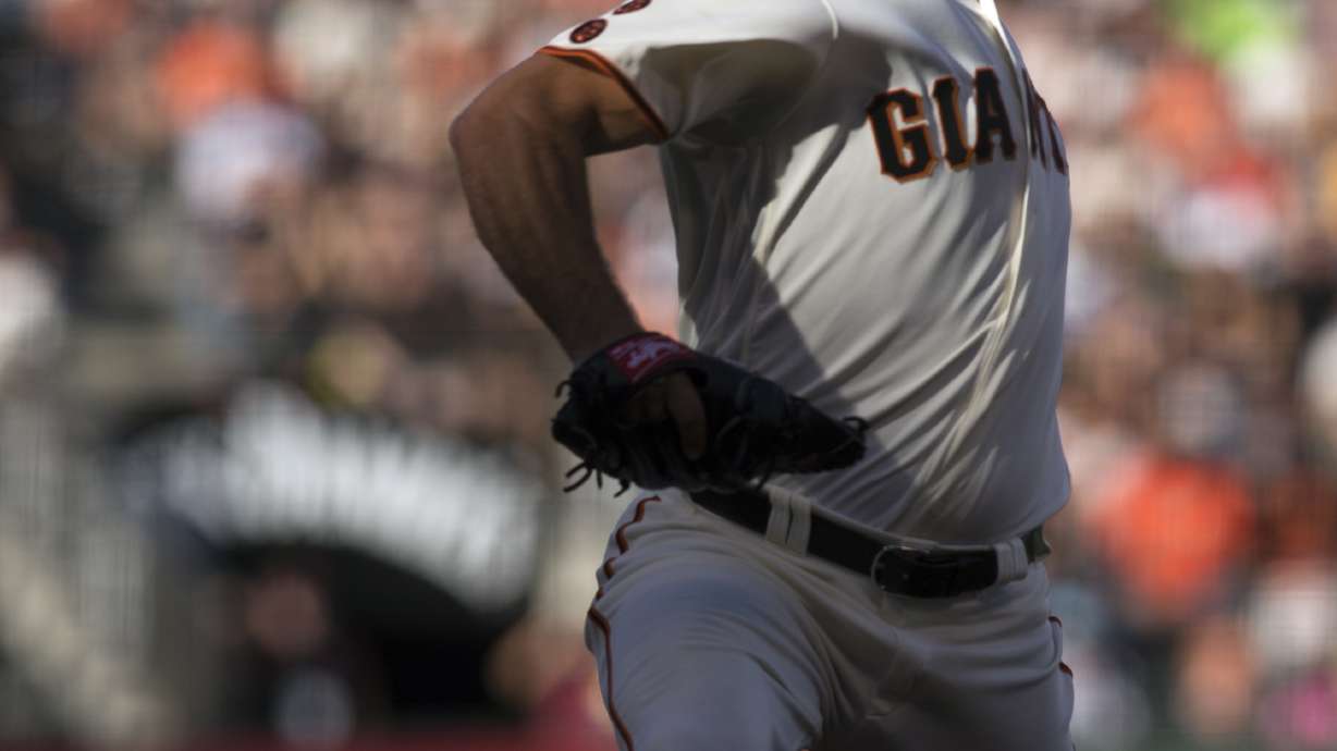 Bumgarner pitches 1-hit gem, Giants blank Diamondbacks 4-0
