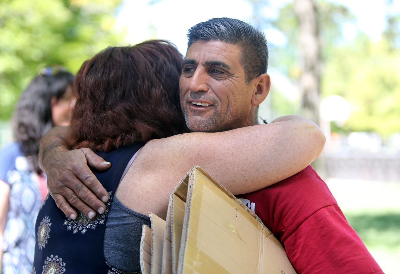 Seniors serving: Assisted living residents help cheer up the homeless