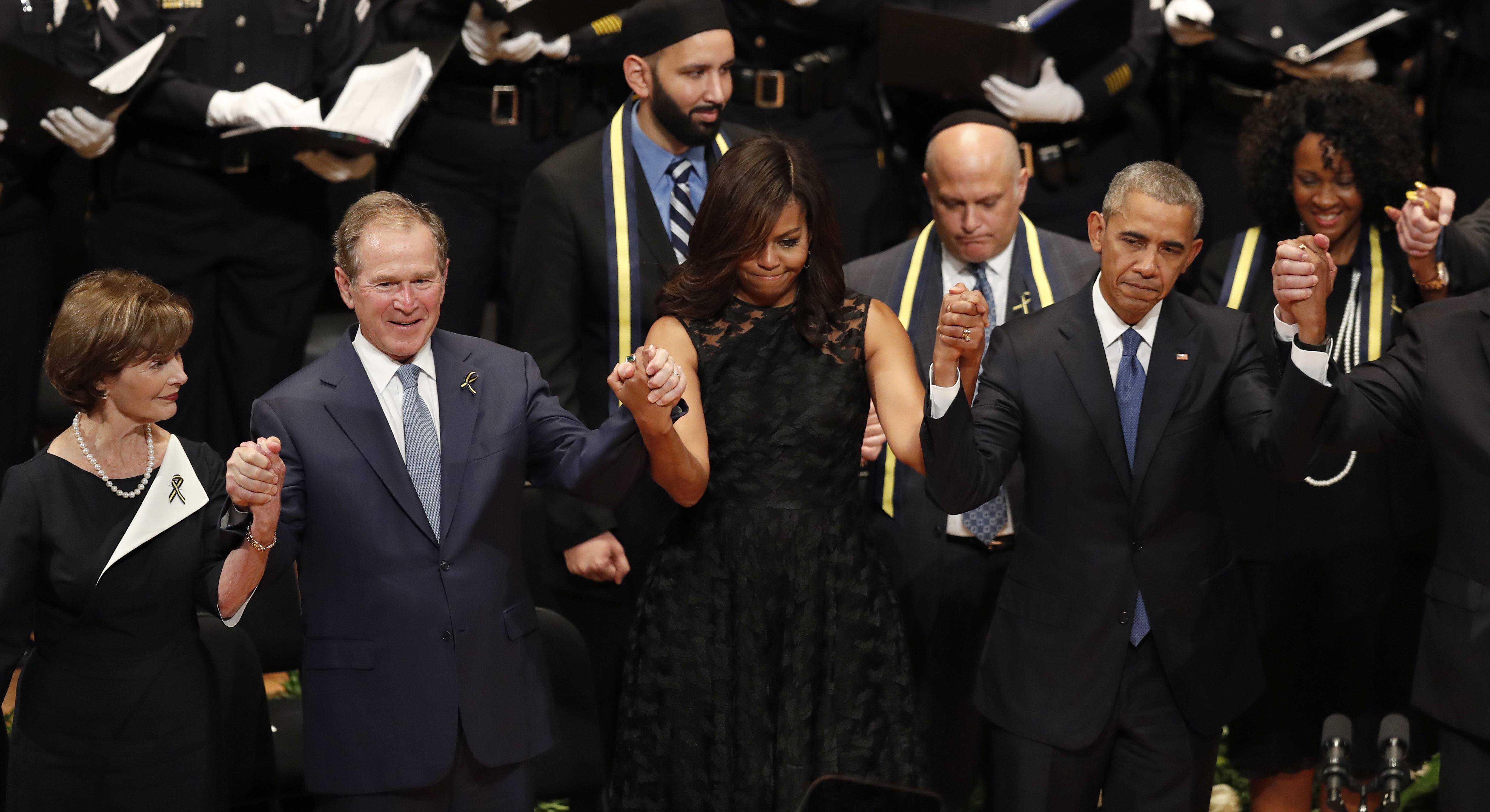 Bush's awkward swaying in Dallas draws social media reaction