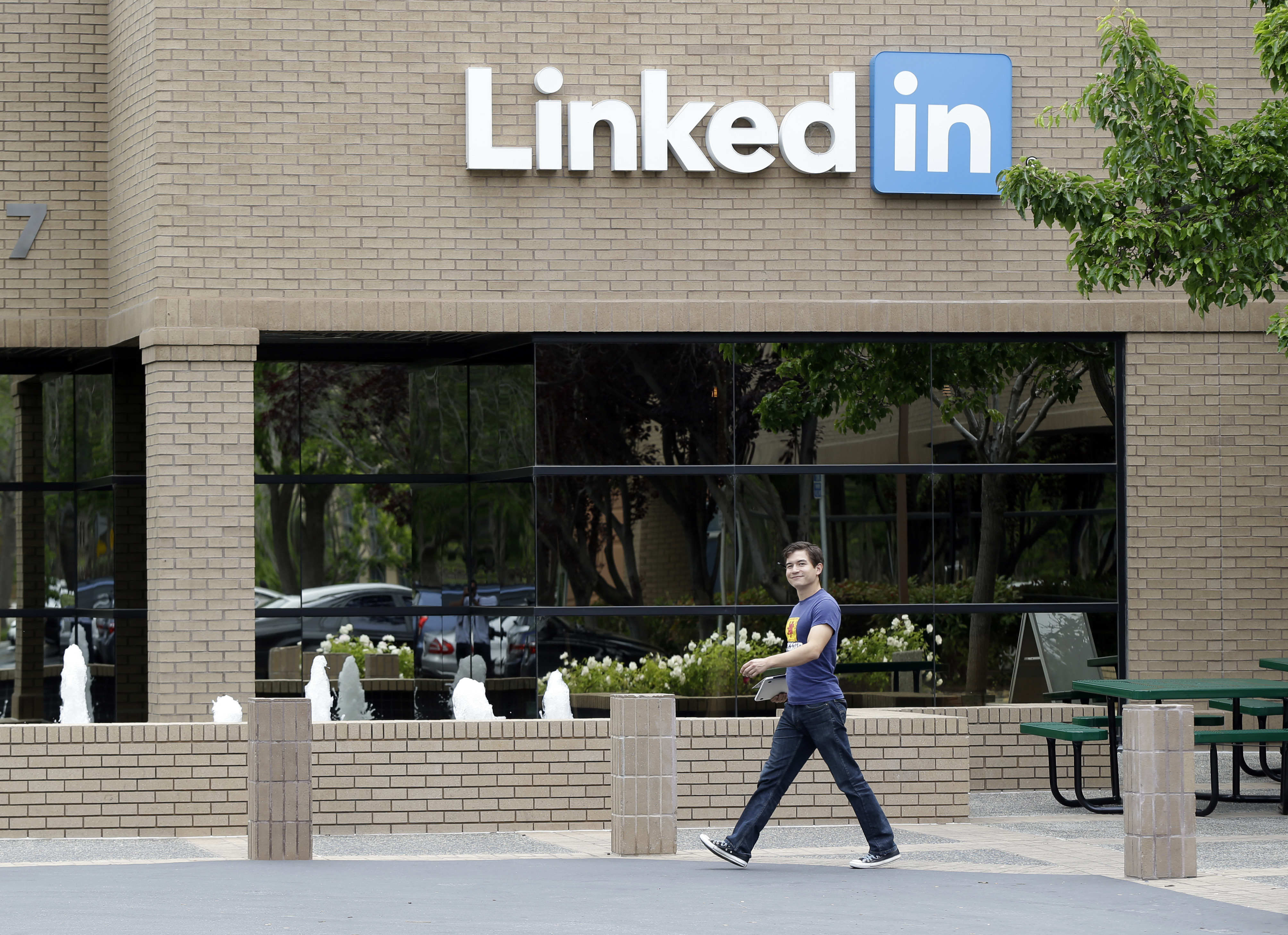 LinkedIn, Glassdoor add tools to reveal your pay potential