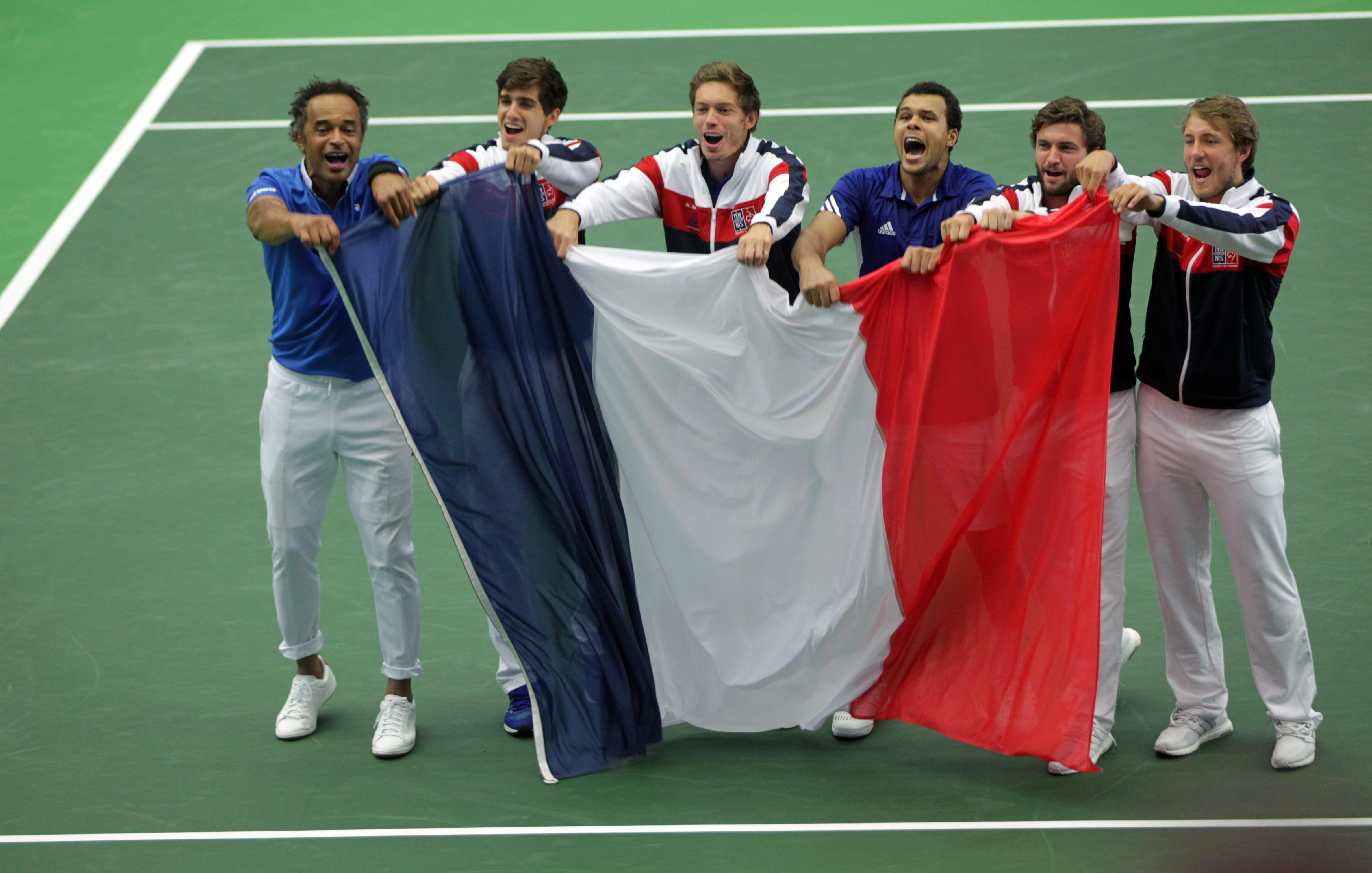 France makes Davis Cup semifinals by beating Czechs 3-1