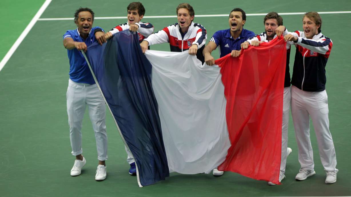 France makes Davis Cup semifinals by beating Czechs 3-1