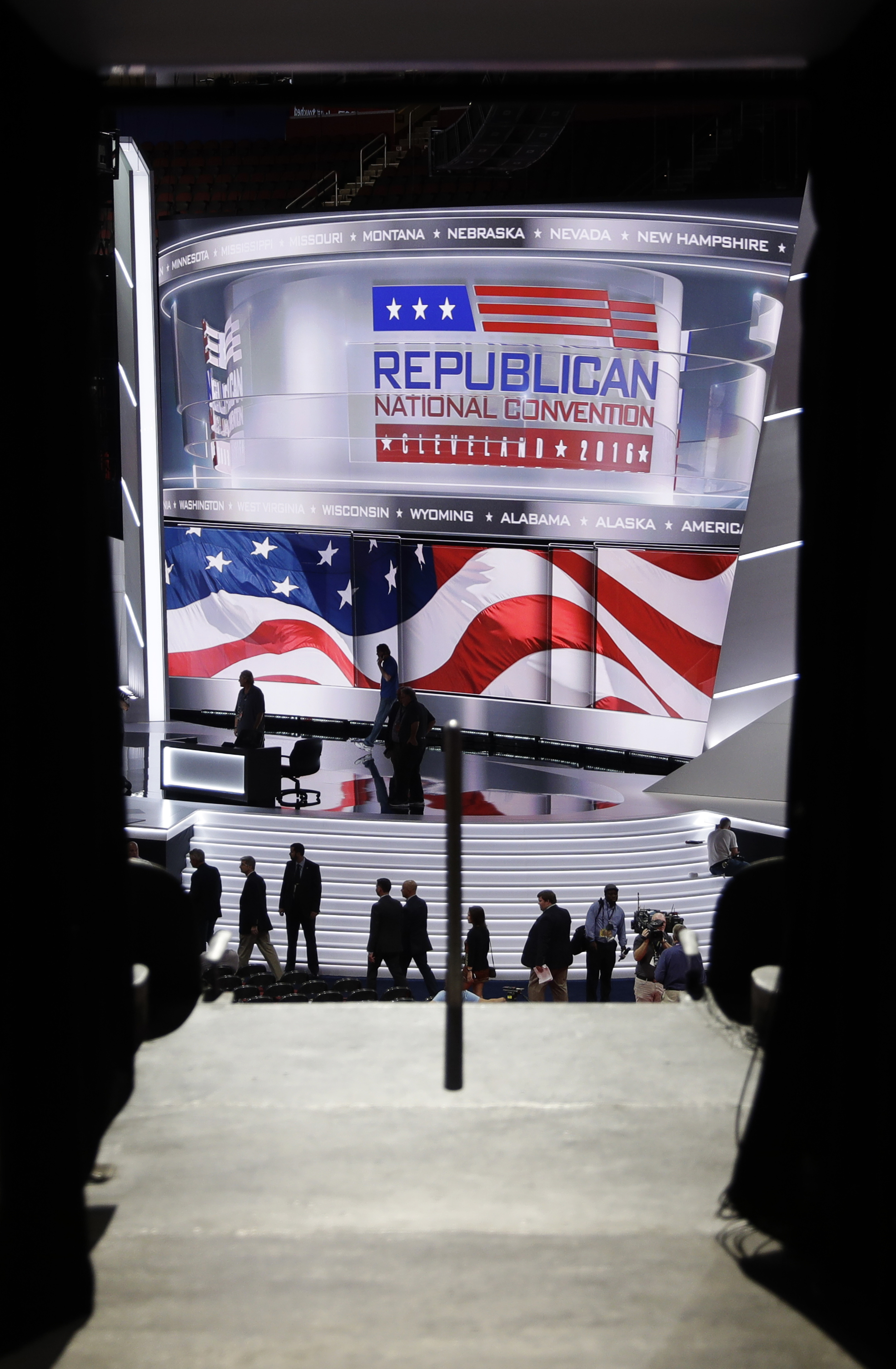 Hundreds line Cleveland bridge in pre-convention rally