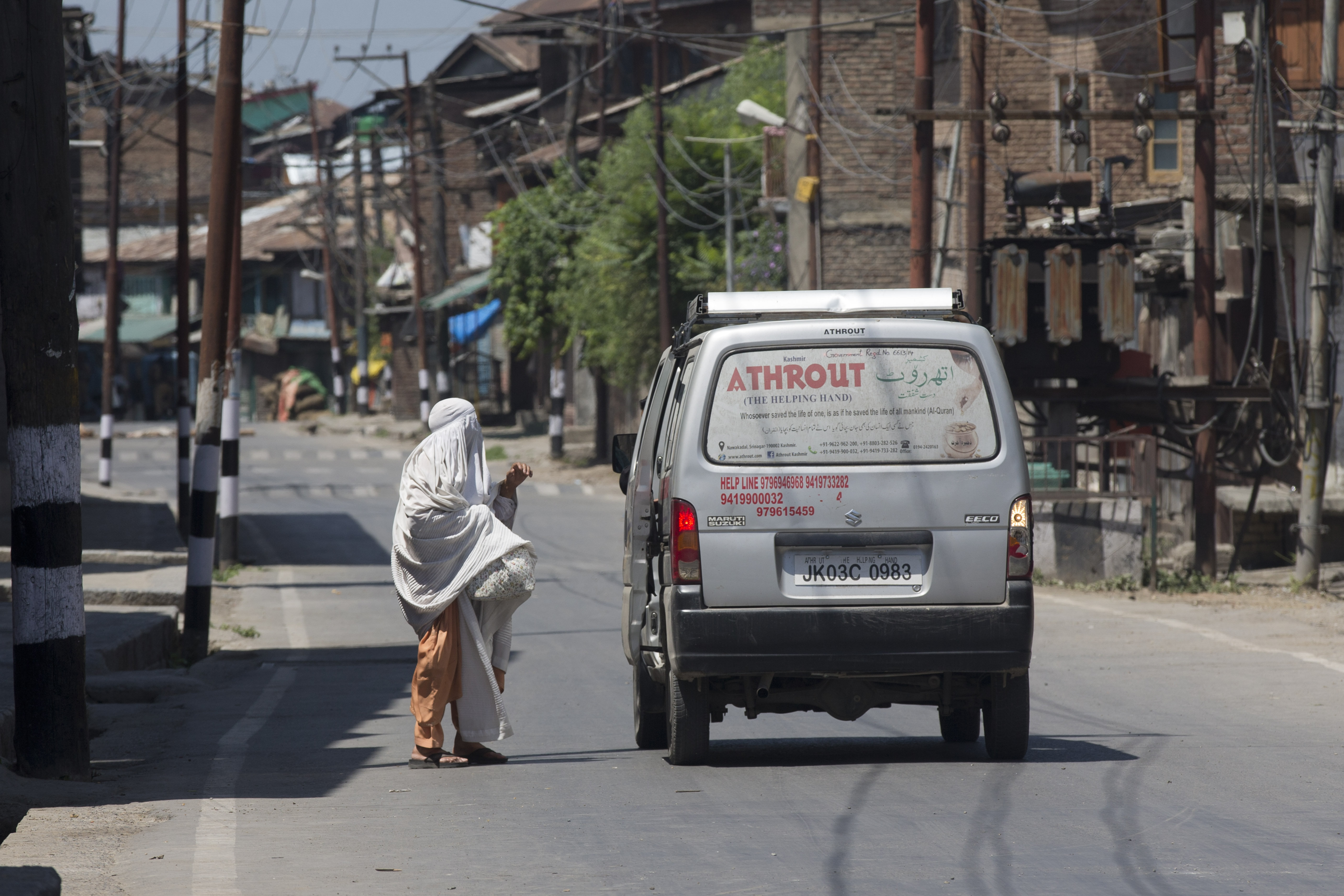 Indian forces remove Pakistani flags raised by Kashmiris
