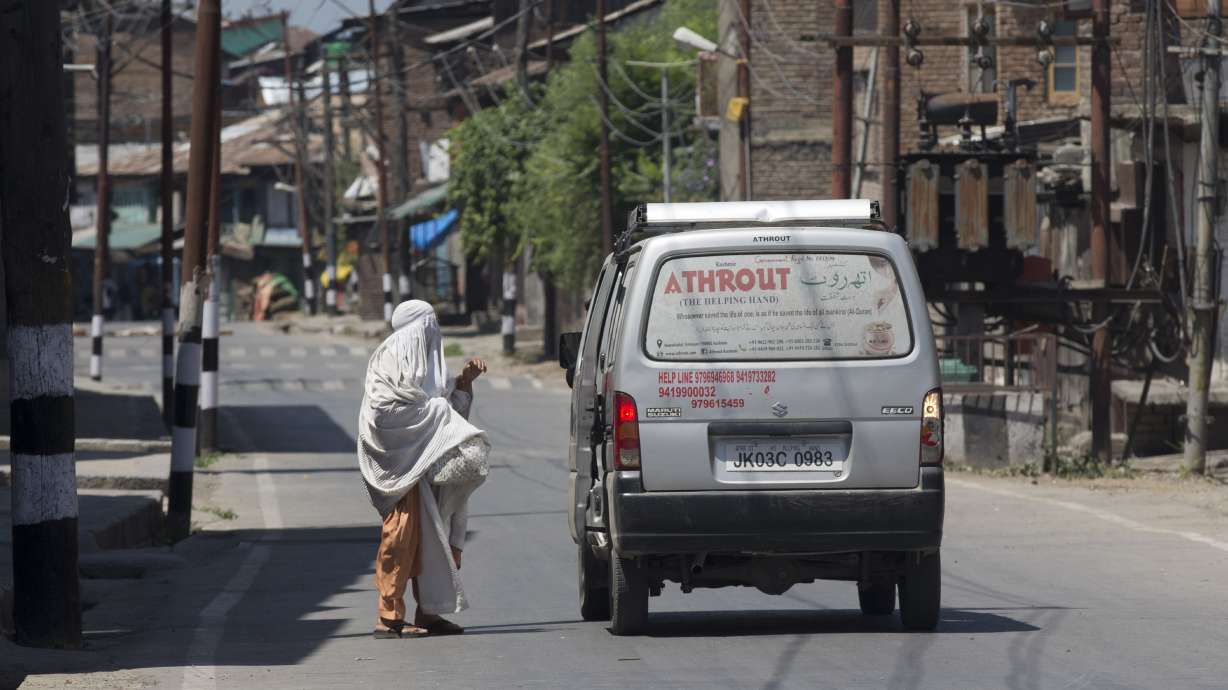 Indian forces remove Pakistani flags raised by Kashmiris
