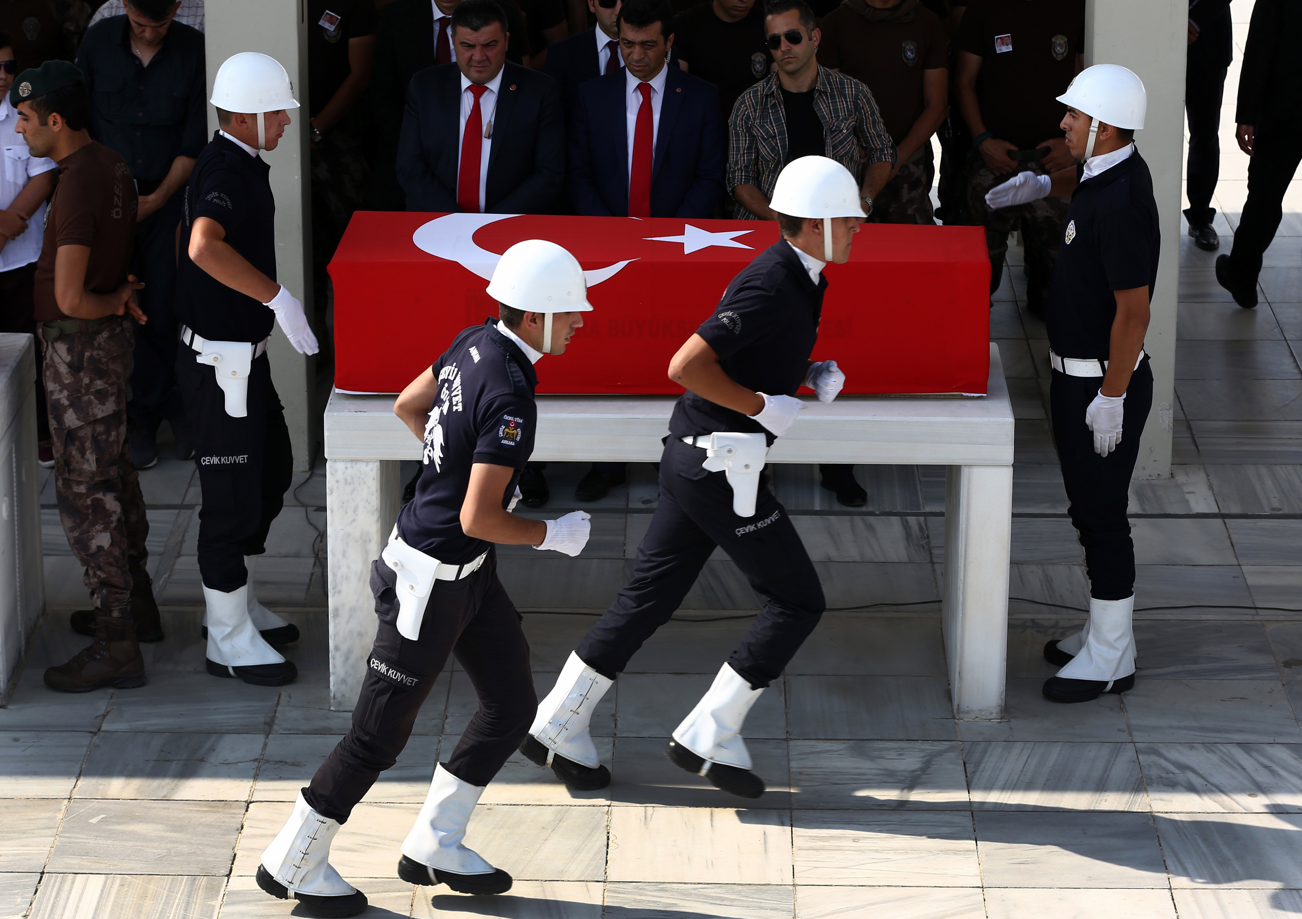 Mario Gomez leaves Besiktas because of political situation