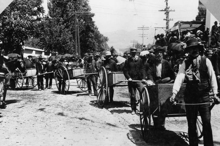 People representing the handcart companies during a Pioneer Day celebration in 1897 (Photo: Utah State Historical Society).