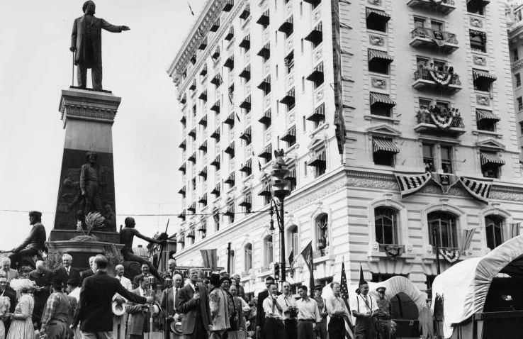 Ceremonies centered around the Brigham Young monument at the end of the Centennial Caravan of the Sons of the Utah Pioneers on July 24, 1947. (Photo: Utah State Historical Society)