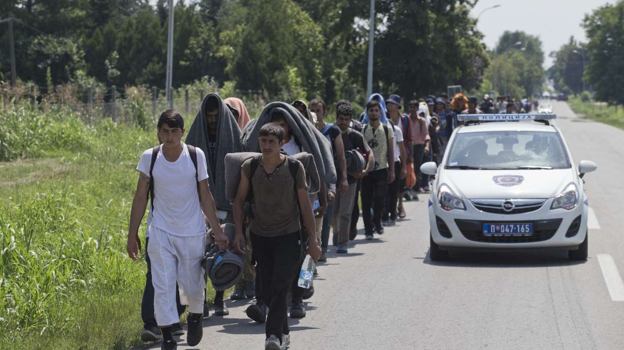 Migrants brave heat to march to Serbia-Hungary border
