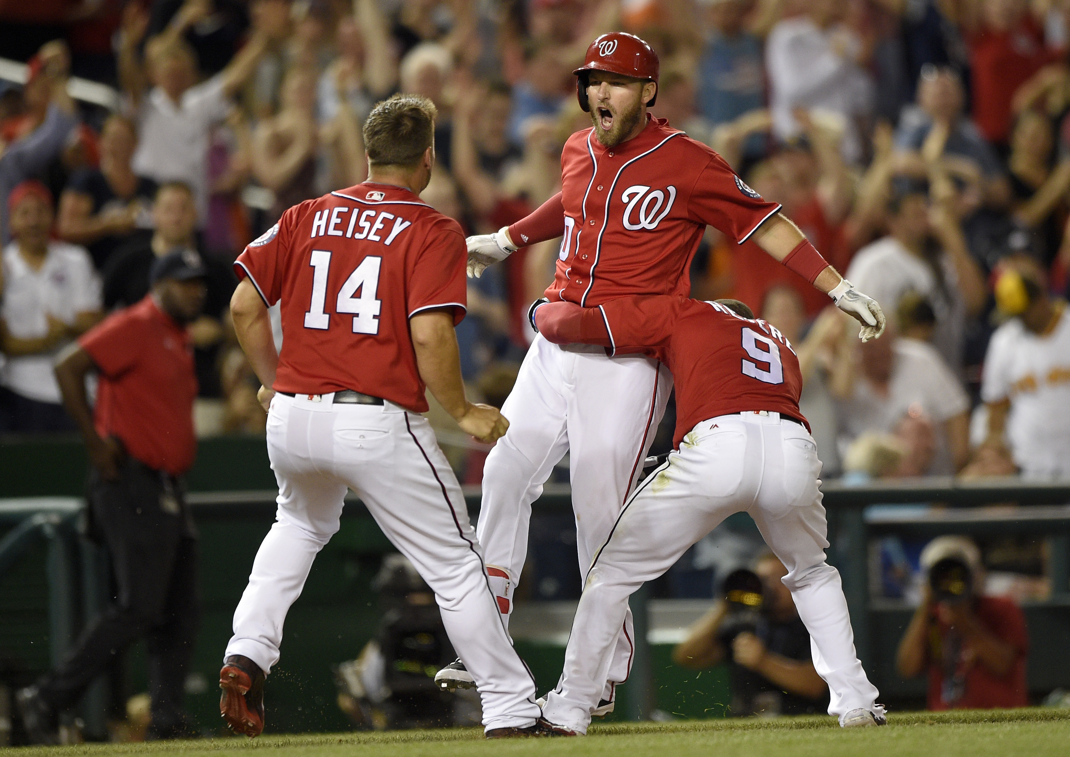 Drew's game-ending triple lifts Nationals over Padres 3-2