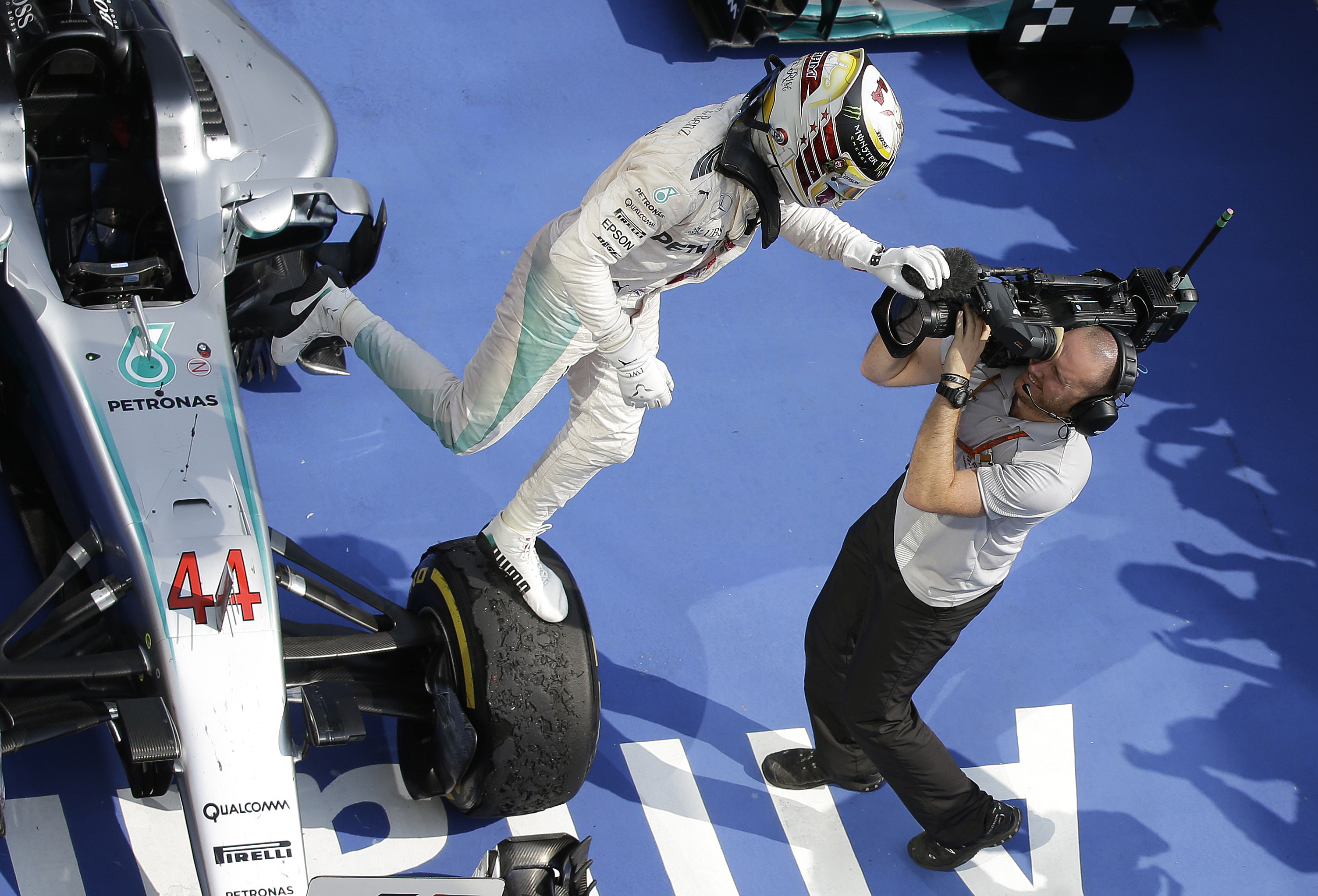 Hamilton wins Hungarian GP to take overall lead from Rosberg