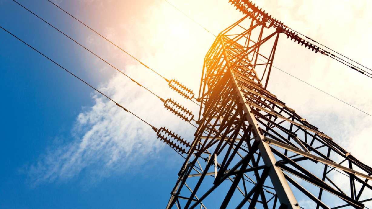 Wildfire knocks out power in SW Idaho, delays motorists