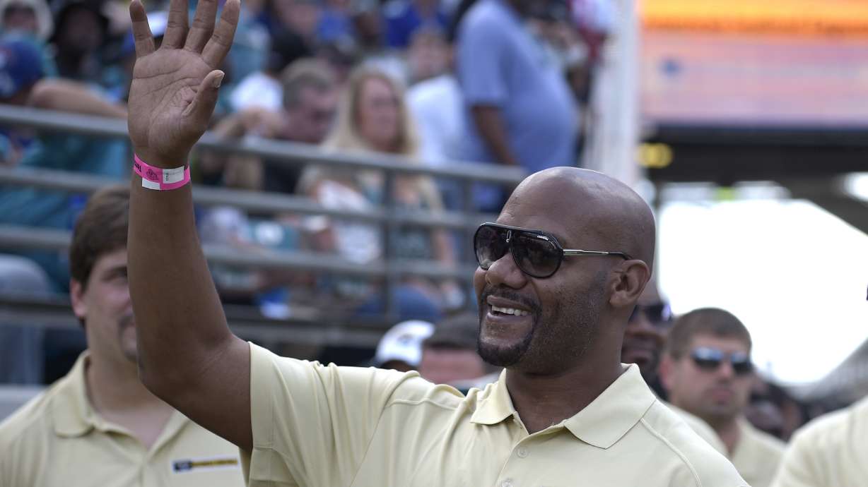Decade after retirement, Smith gets into Pride of Jaguars
