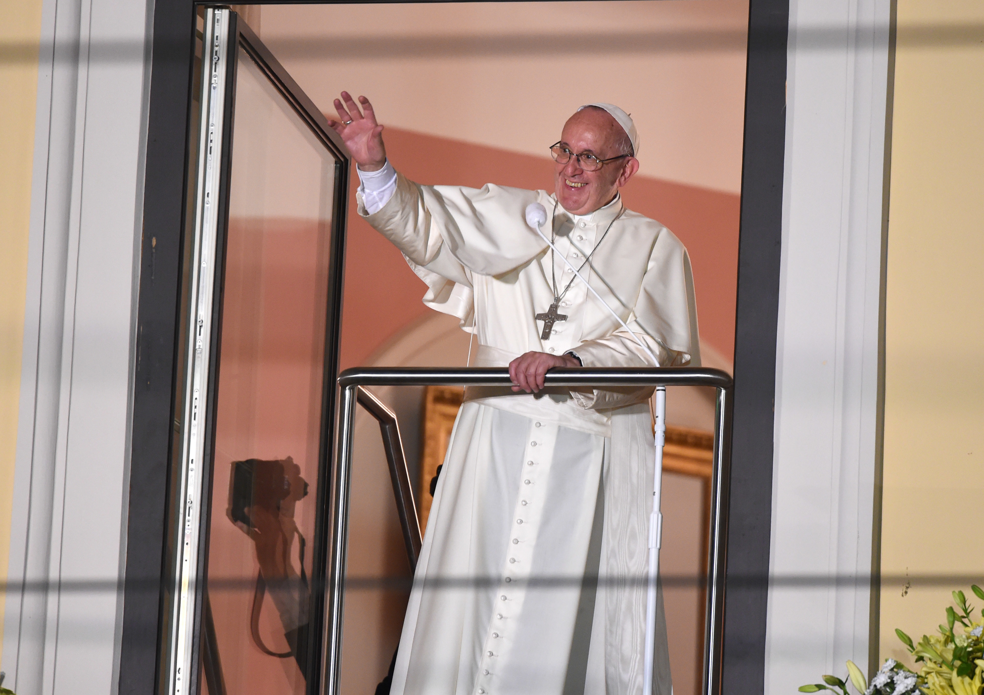 Huge crowd at Polish shrine hears pope hail their faith