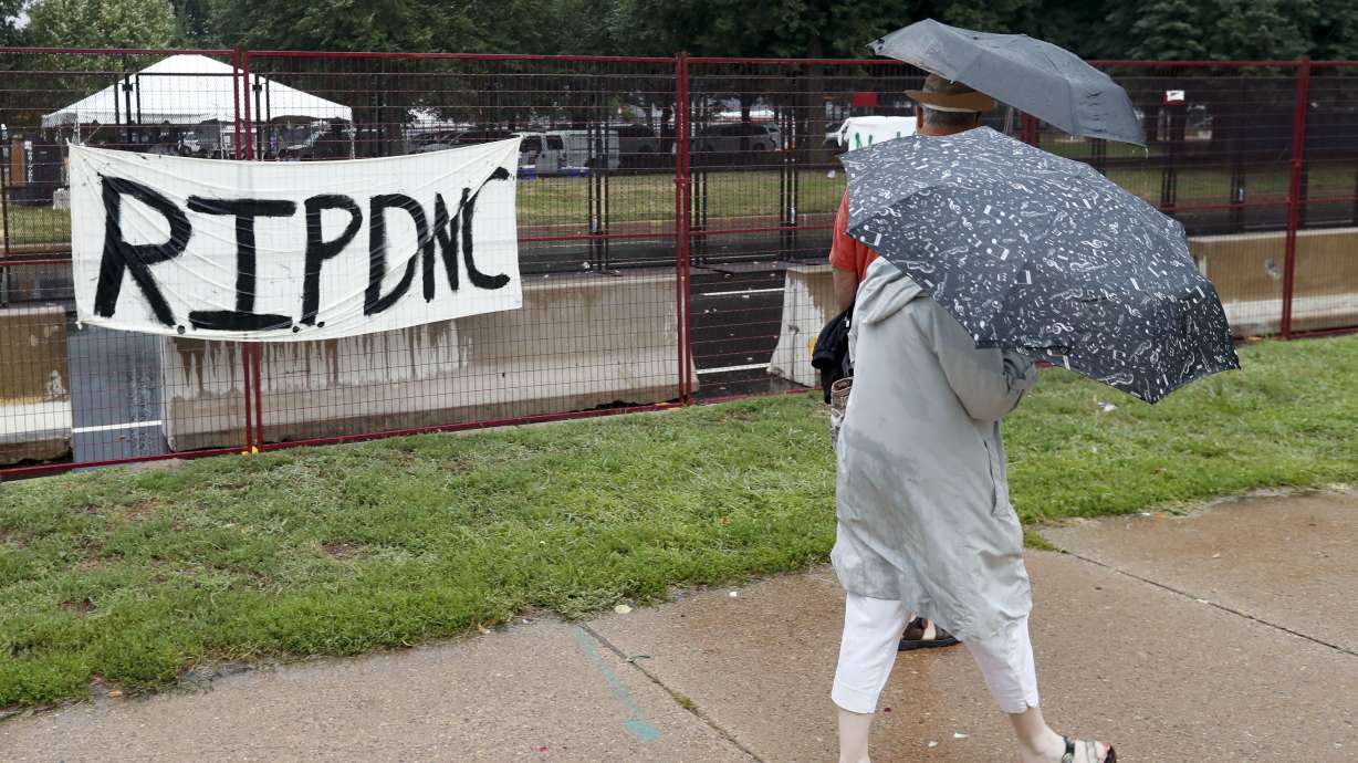 Police and protesters credited with restraint at convention