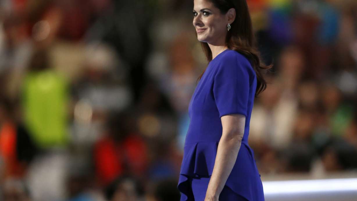 Debra Messing, Blake Shelton spar over presidential campaign