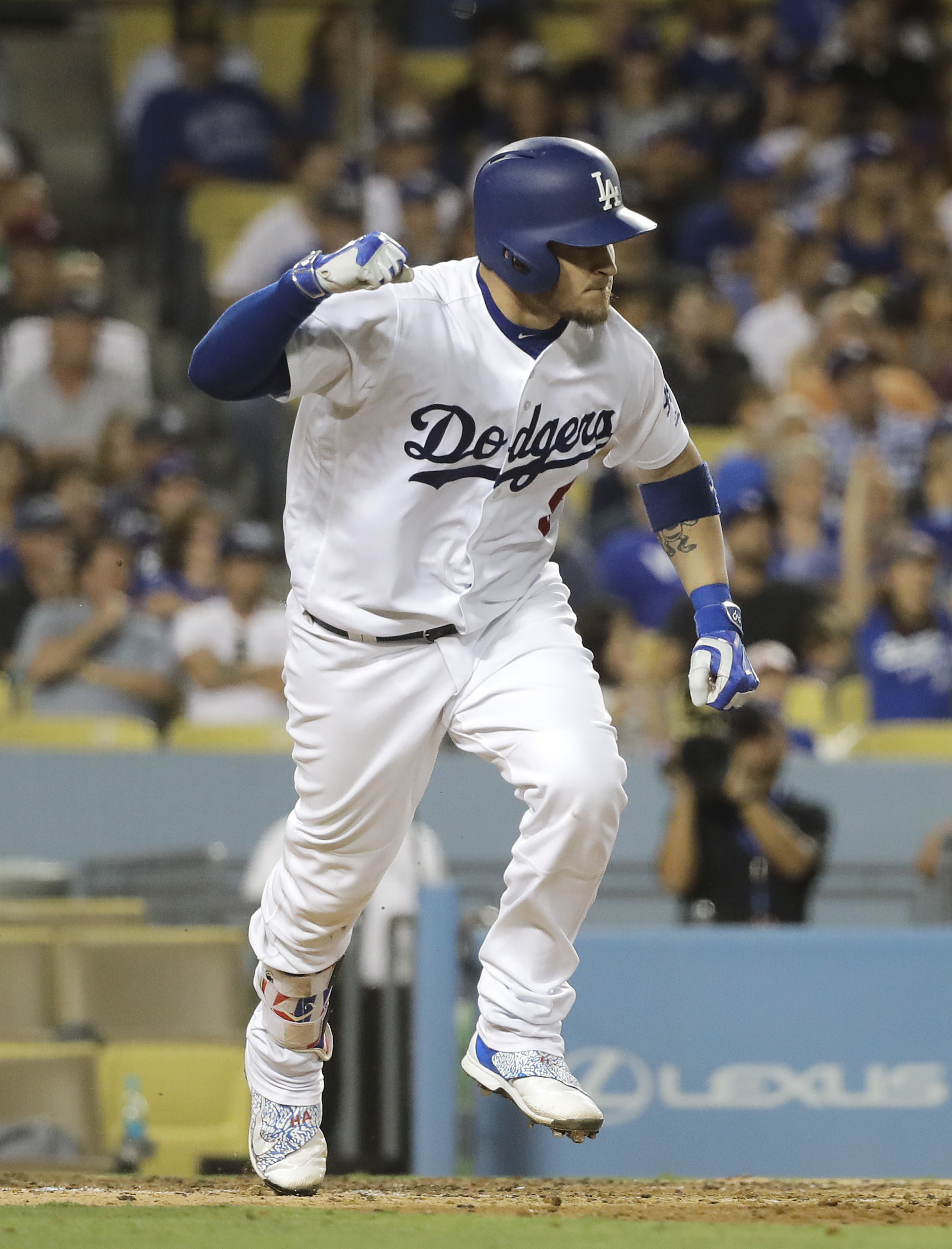 Grandal's single caps 5-run rally as Dodgers beat D-backs