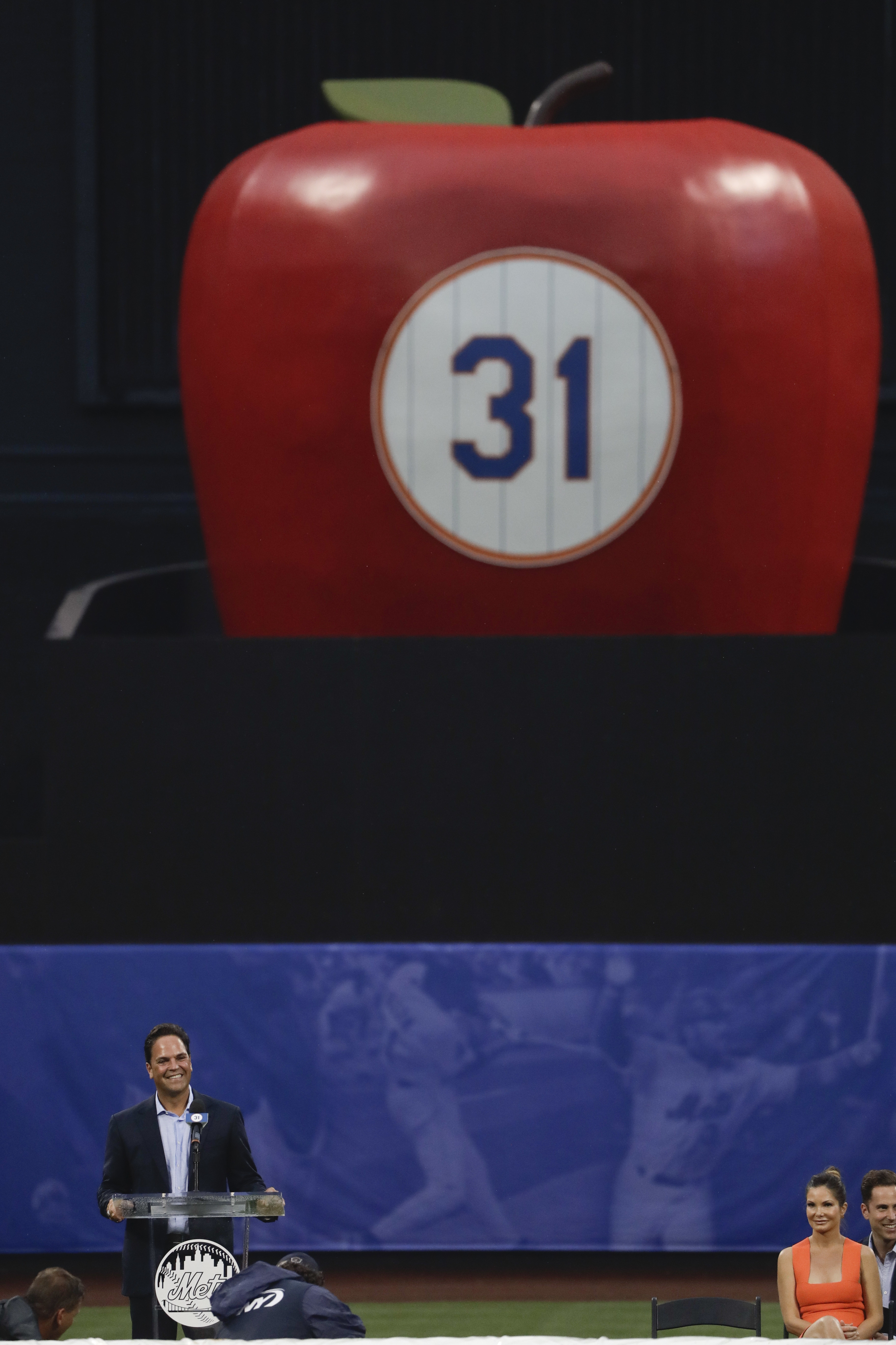 Hall of Famer Mike Piazza has his No. 31 retired by Mets