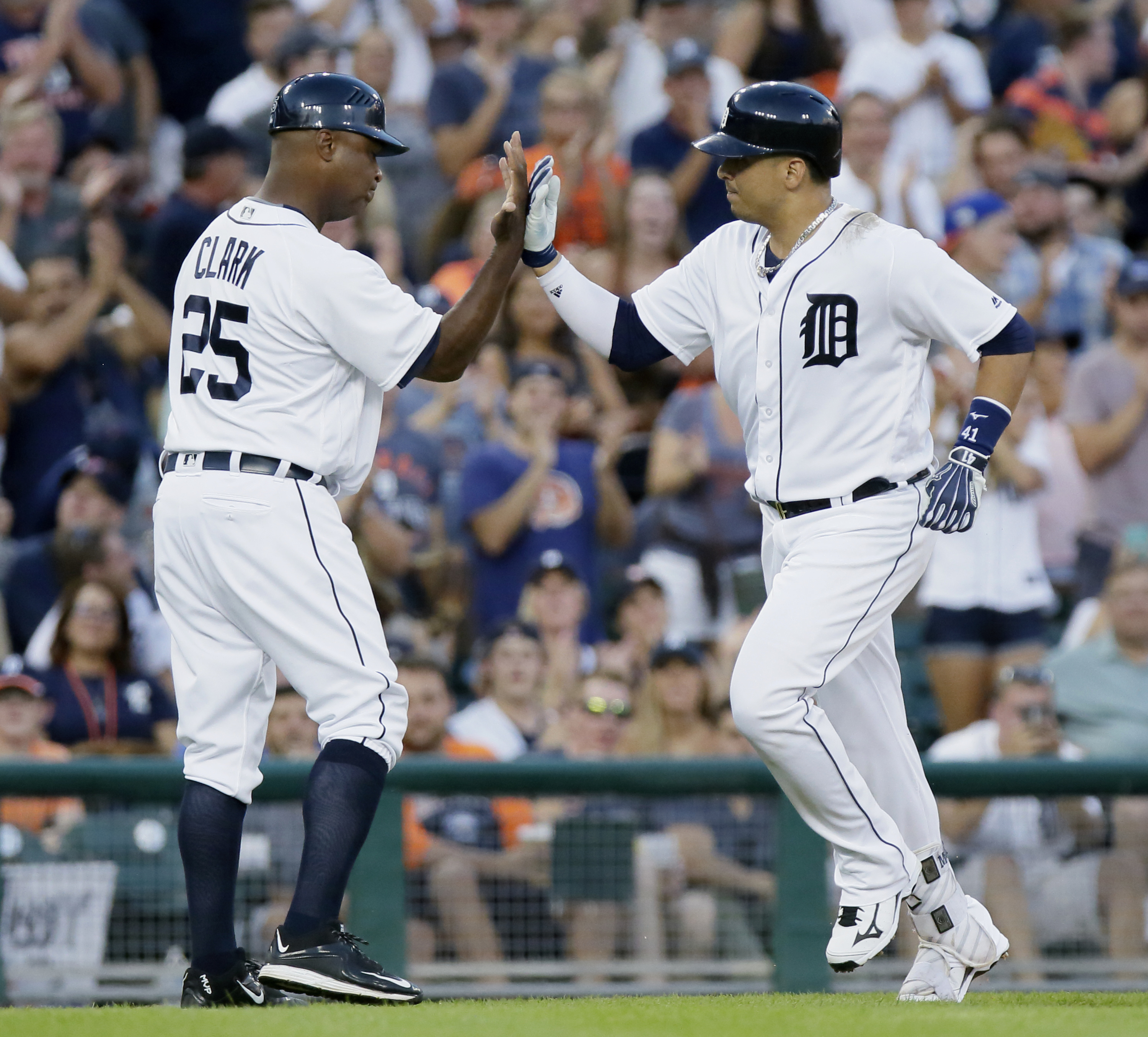 Martinez, Verlander lead streaking Tigers past Mets, 4-3