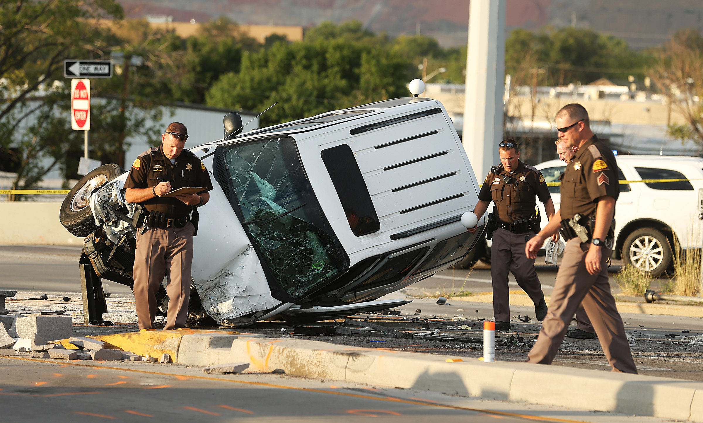 Law enforcement investigate a crash scene after a bank robbery and chase in Salt Lake City on Friday, Aug. 5, 2016. (Photo: Scott G Winterton, Deseret News)