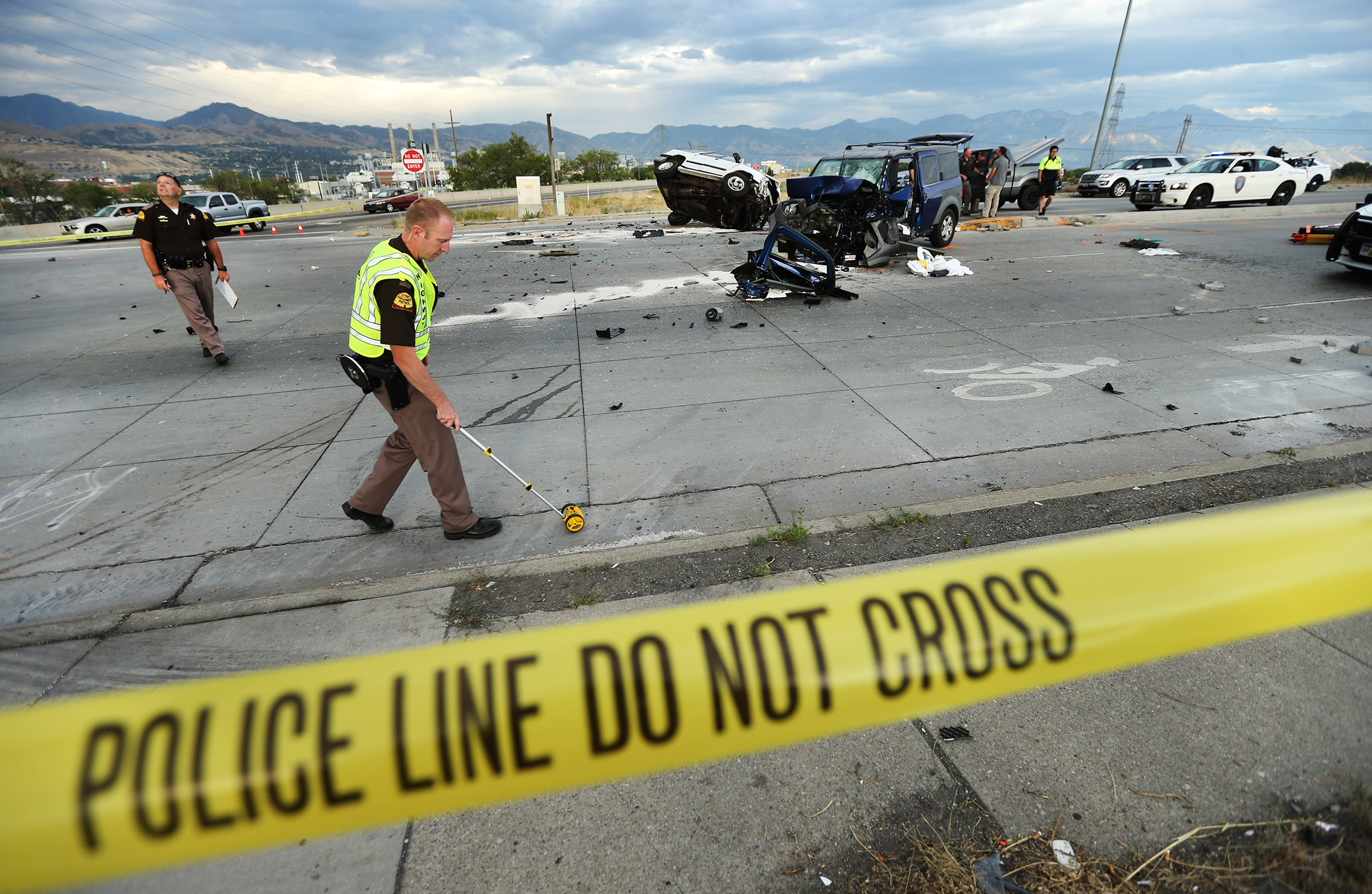 Law enforcement investigate a crash scene after a bank robbery and chase in Salt Lake City on Friday, Aug. 5, 2016. (Photo: Scott G Winterton, Deseret News)