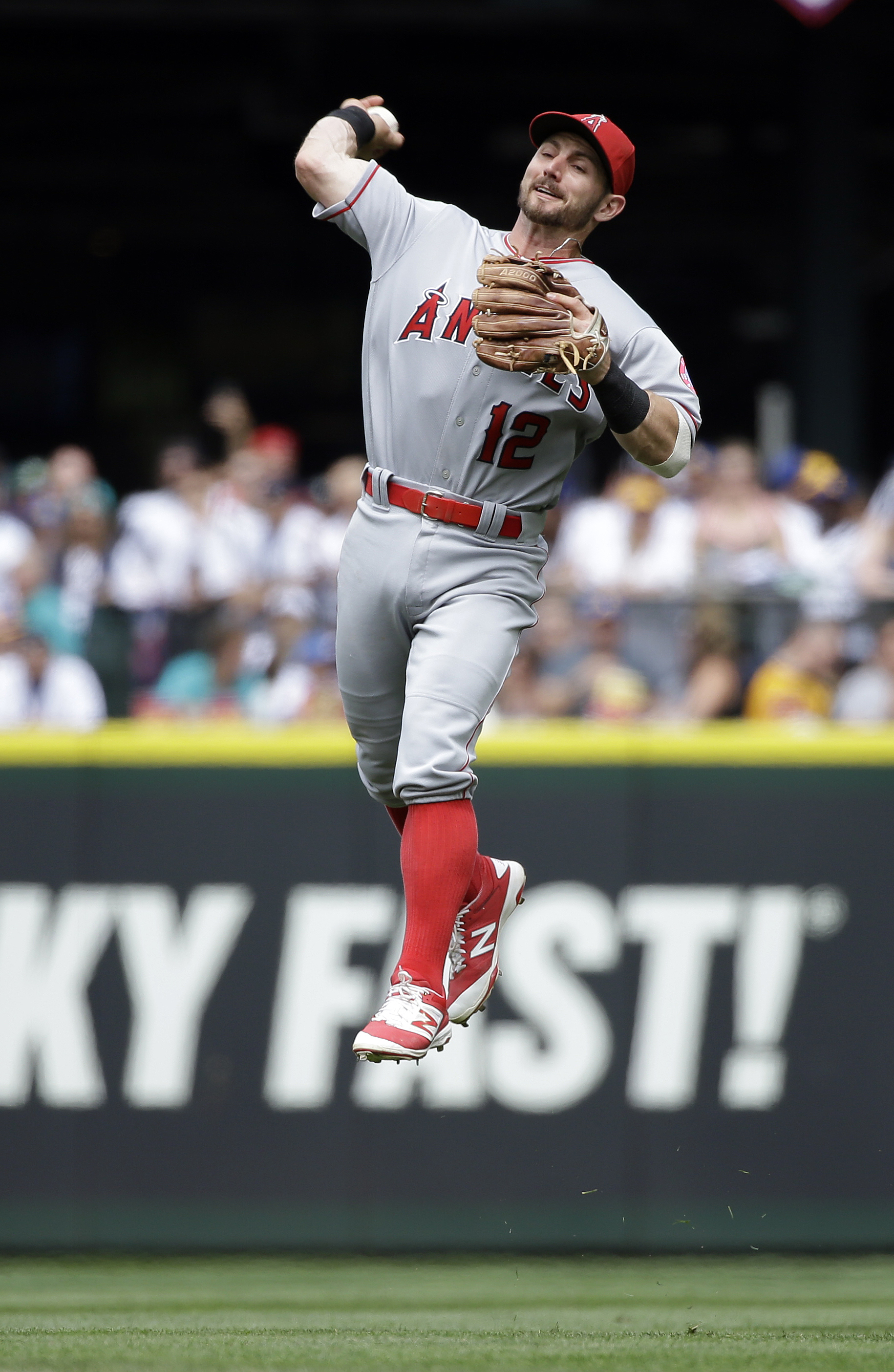 Paxton's gem ends in scary moment, Mariners beat Angels 3-1