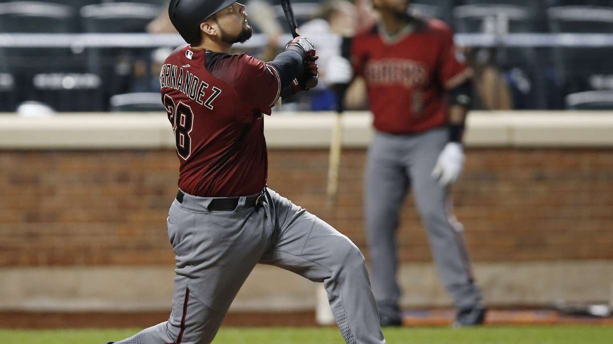 Hernandez hits 1st ML homer in 12th, D'backs beat Mets 3-2