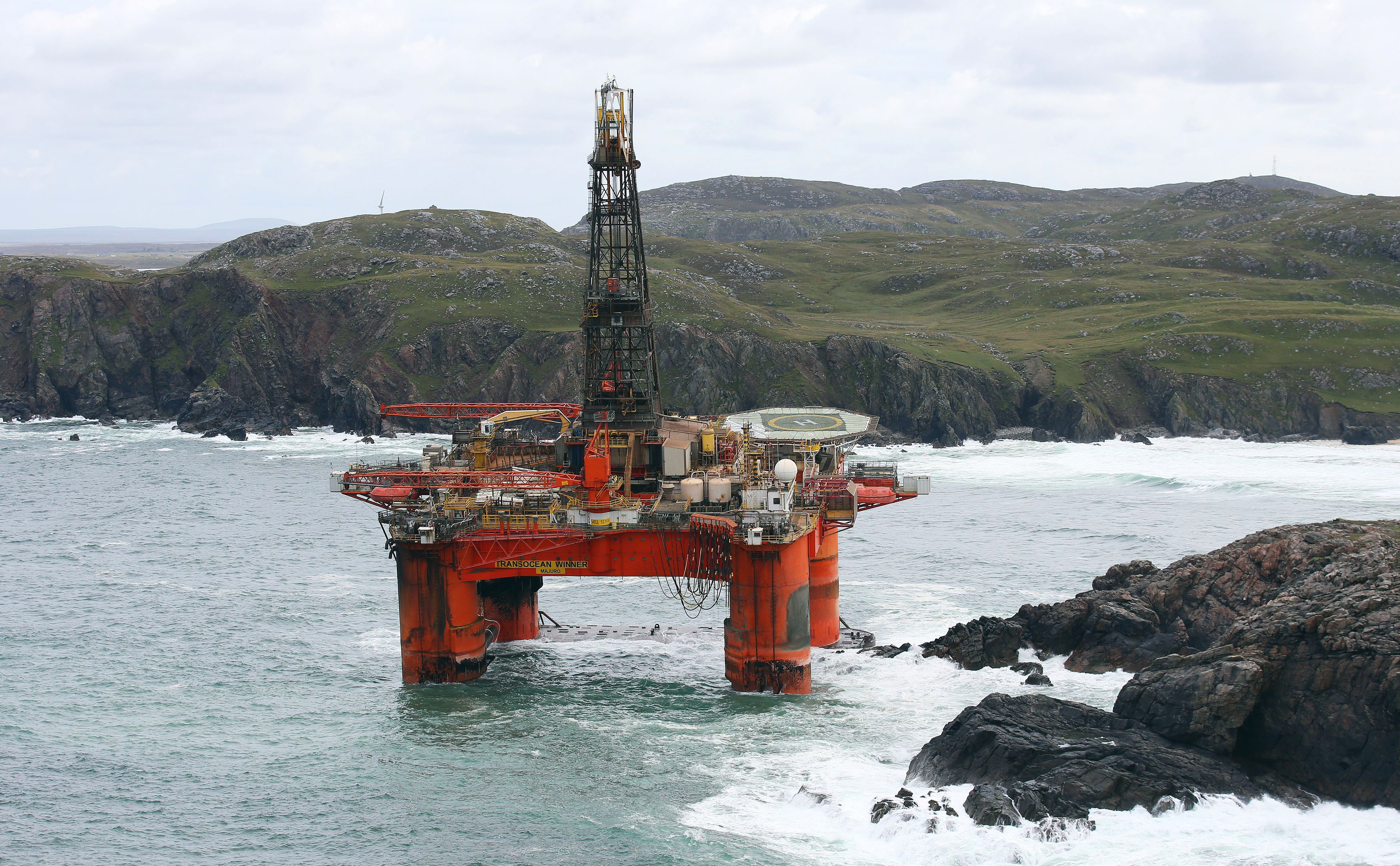 Diesel oil spills from grounded oil rig on Scottish island