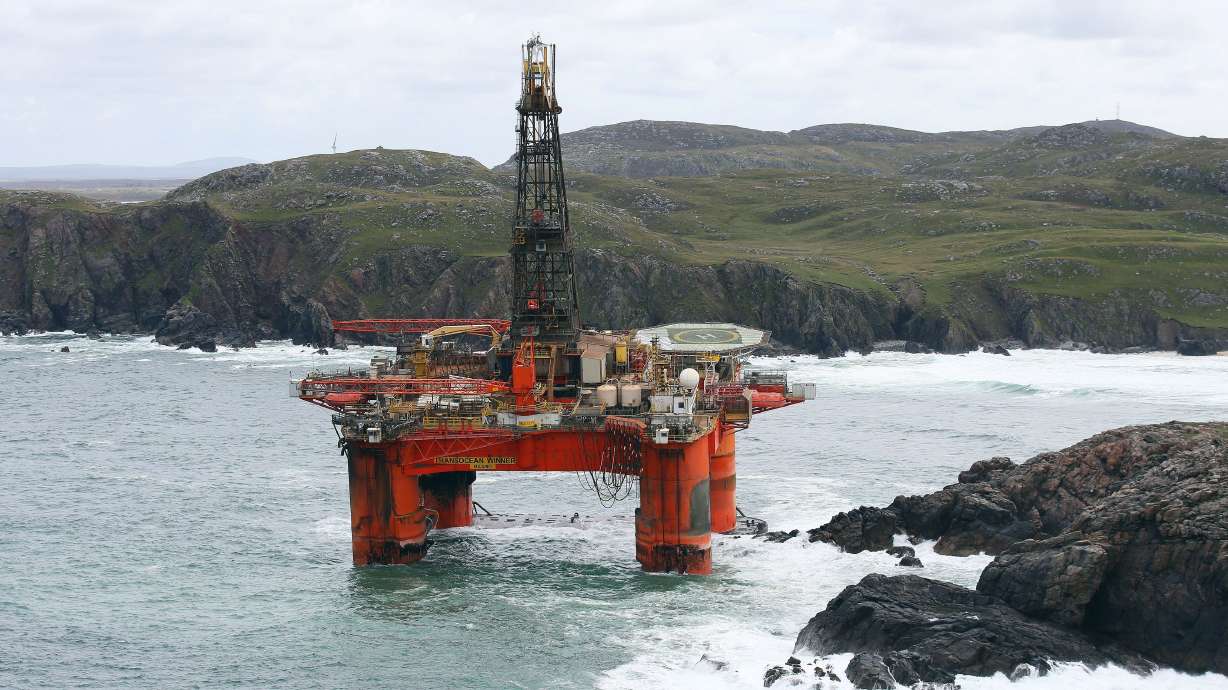 Diesel oil spills from grounded oil rig on Scottish island