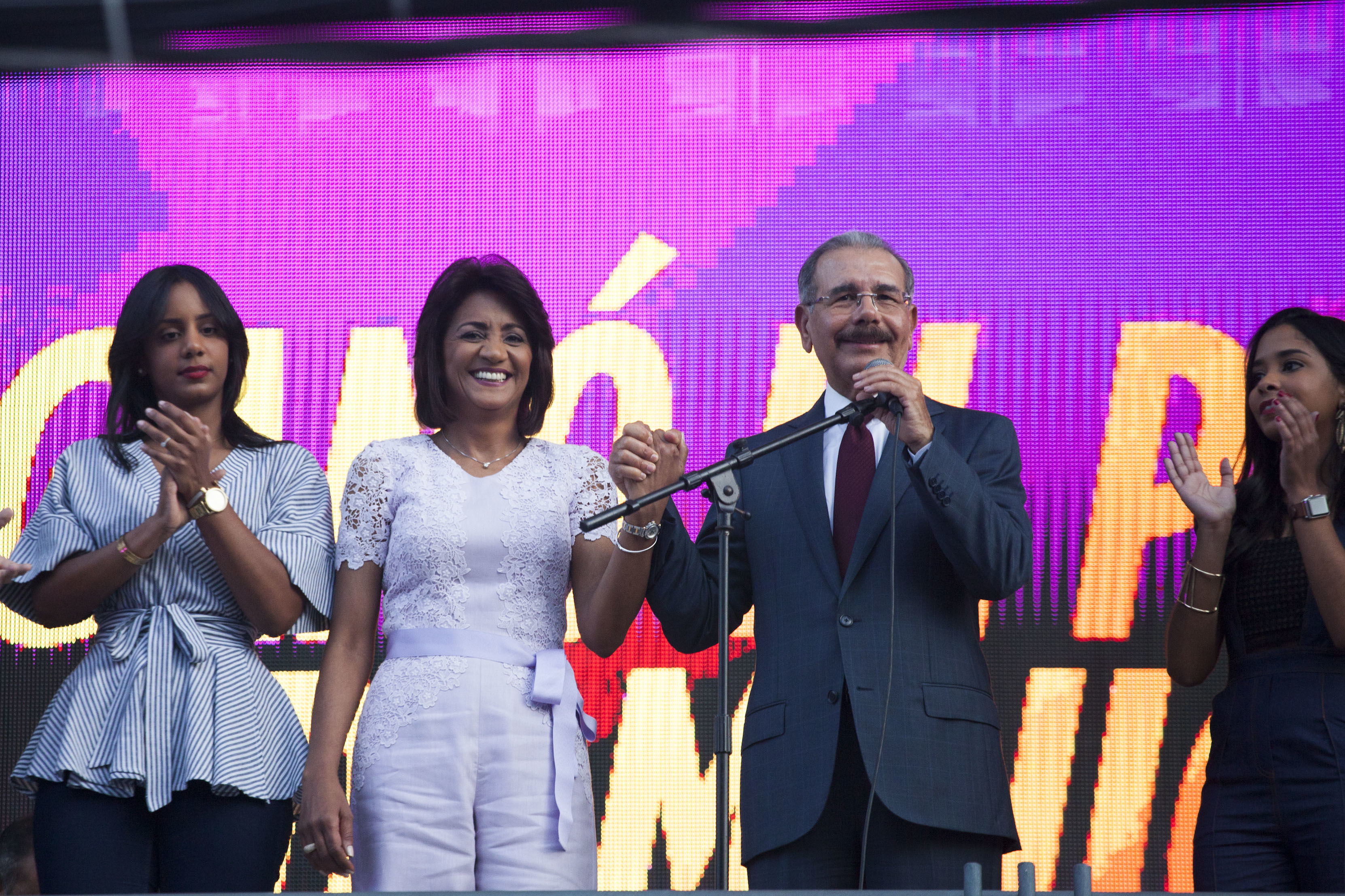 Dominican leader assumes 2nd term, pledges tech revolution