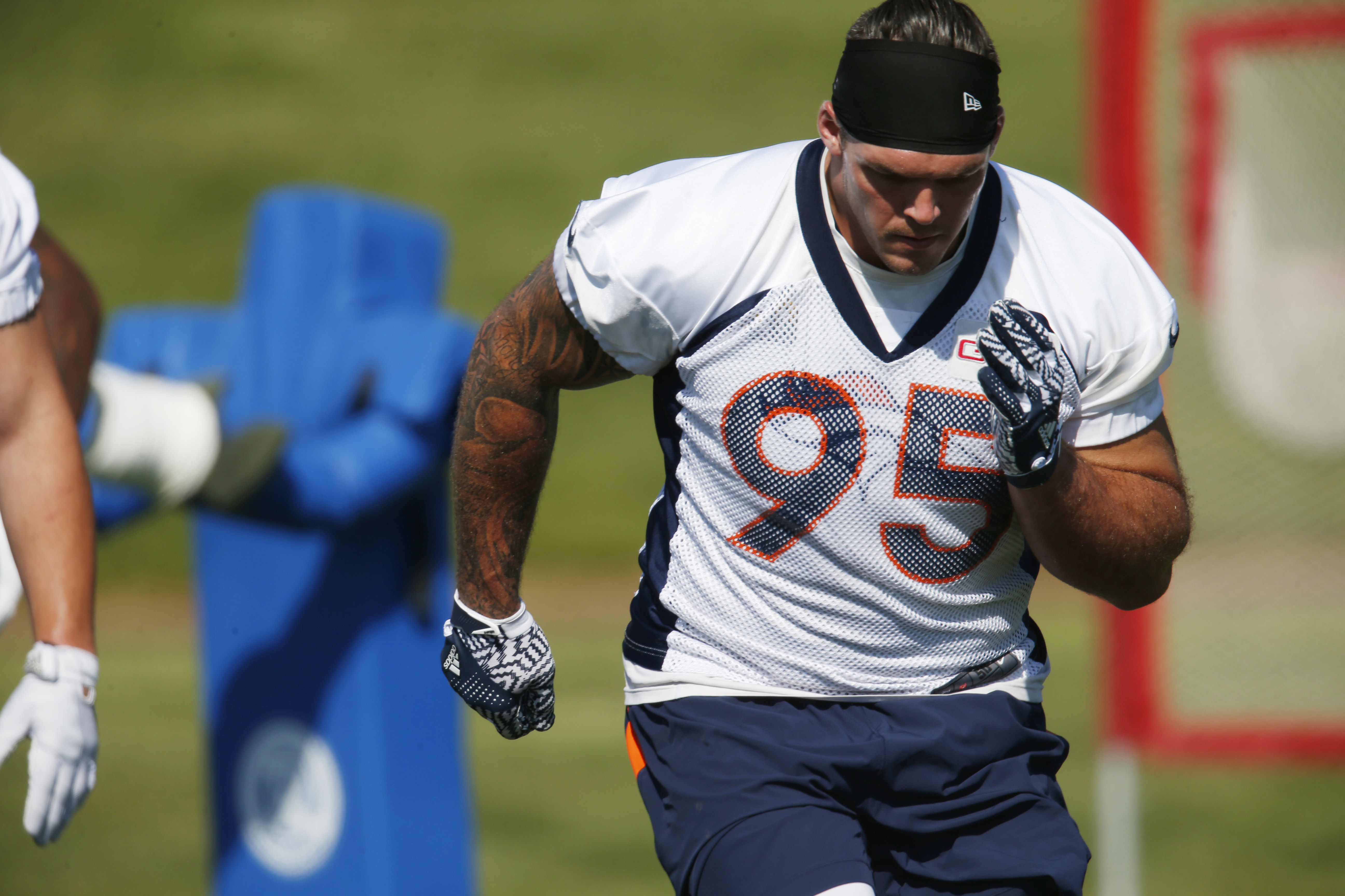 Broncos DE Derek Wolfe leaves practice with injury