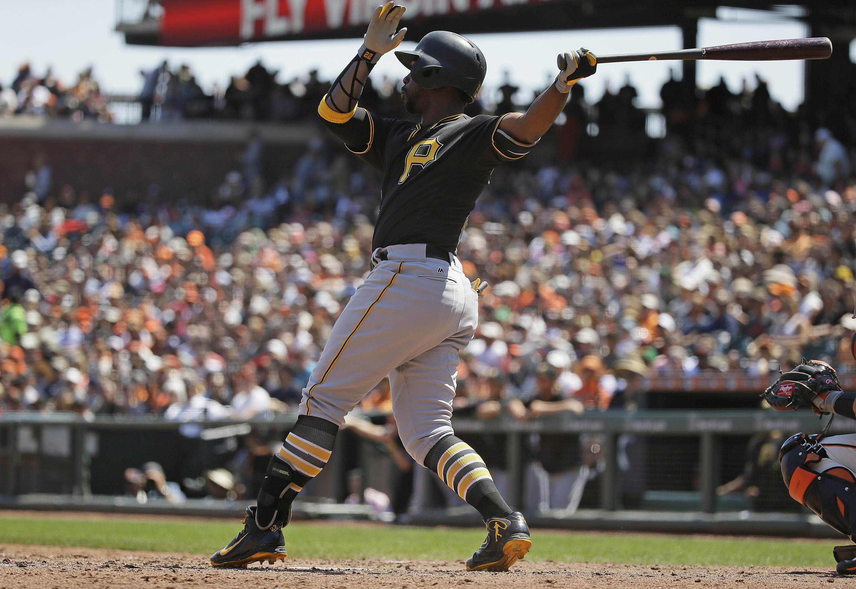 McCutchen homers to spark 6-5 comeback win over Giants